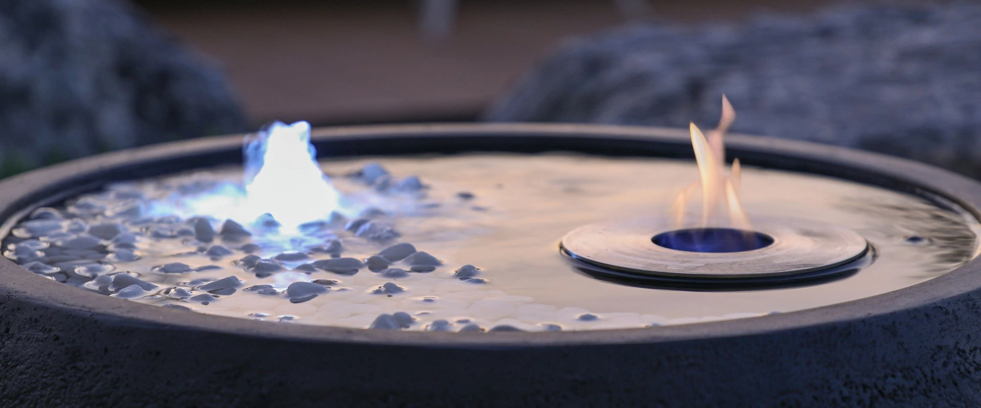 Betonbrunnen im Garten – Wasserspiel als ruhiger Blickpunkt auf der Terrasse