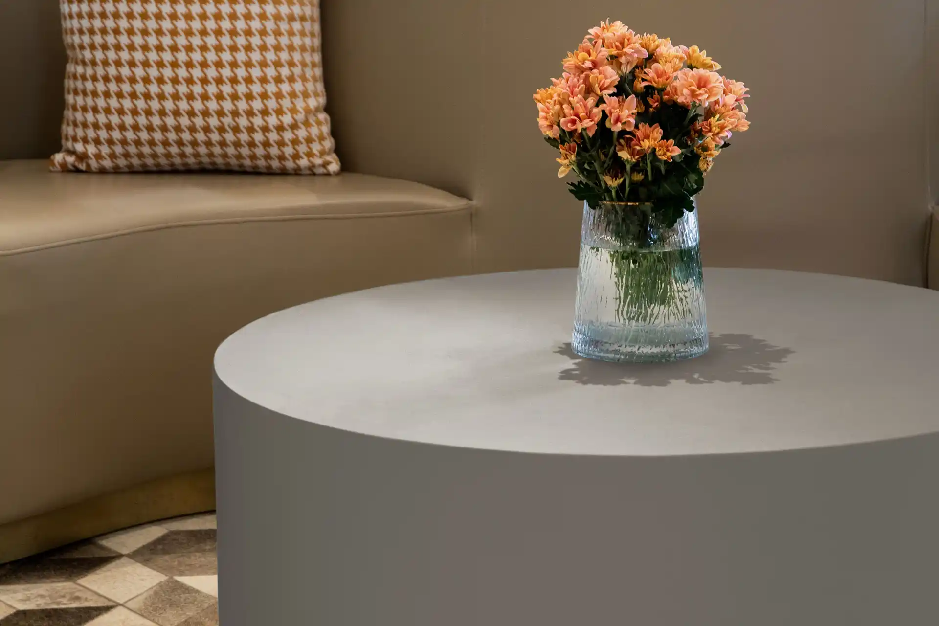 Rome Couchtisch aus Beton im Alltag