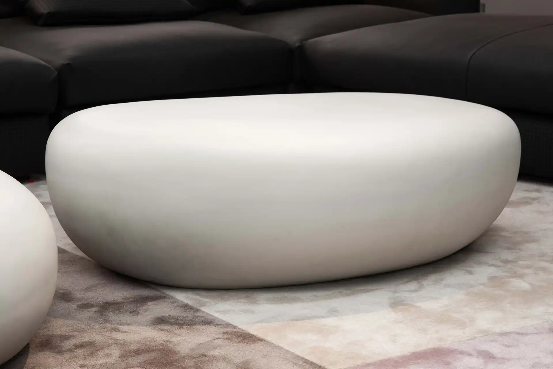 Hawaii Couchtisch aus Beton in Steinform gro&szlig;