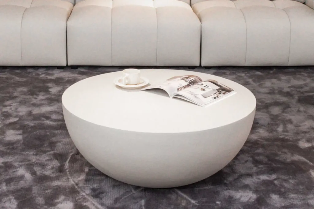 Beton Couchtisch im Wohnzimmer – Wie Material und Form den Raum strukturieren