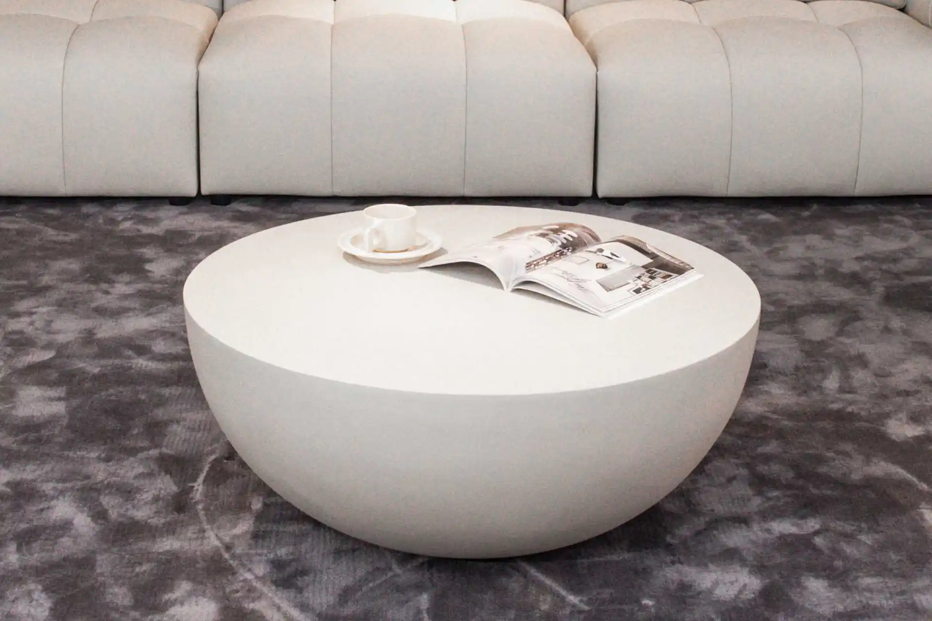 Beton Couchtisch im Wohnzimmer – Wie Material und Form den Raum strukturieren