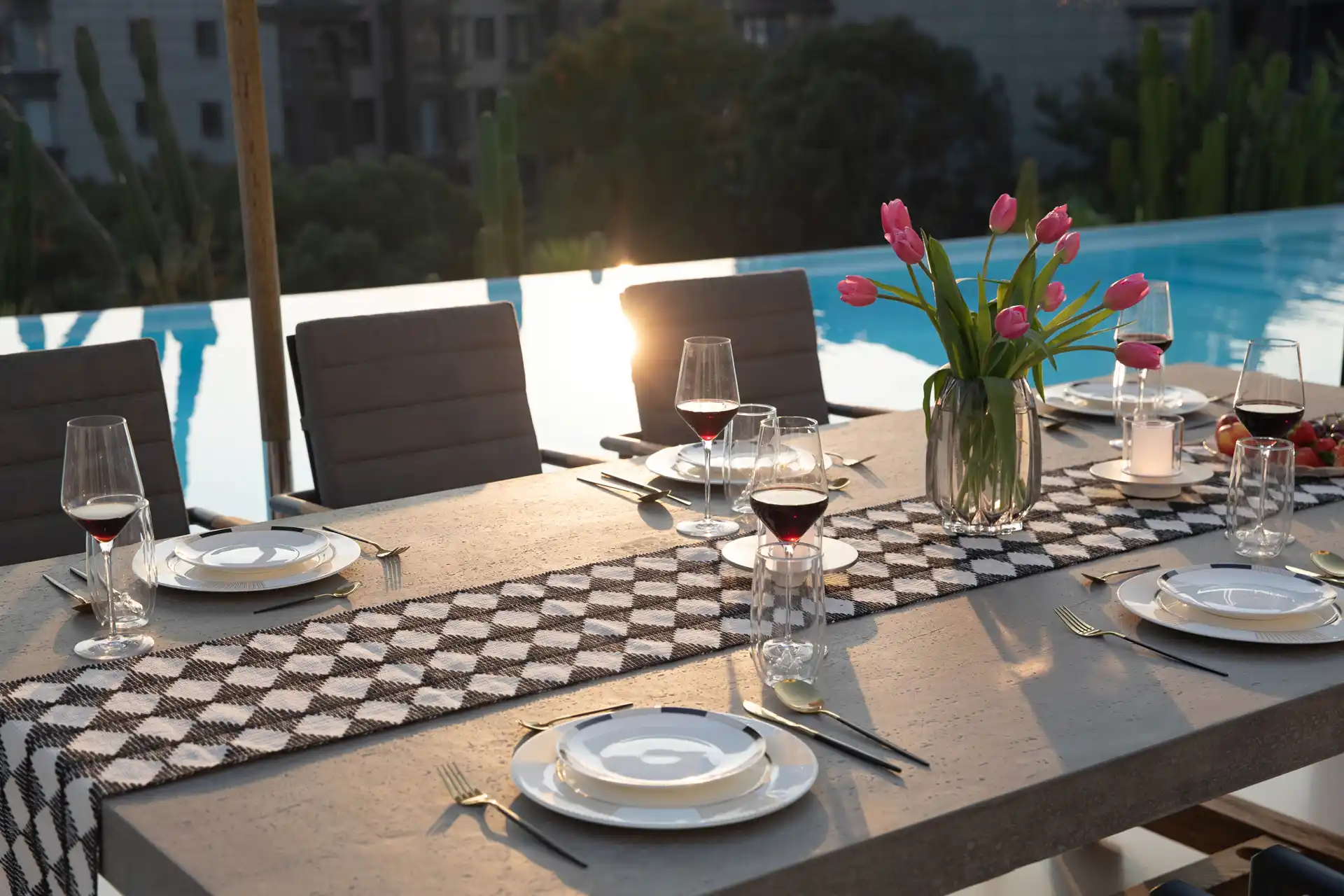 Runder Beton-Esstisch im Garten &ndash; SEINE