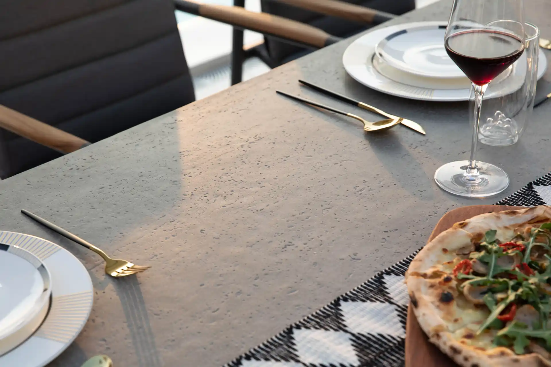 SEINE Esstisch aus Beton rund &ndash; Outdoor-Lounge