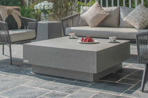 Weniger Raum, mehr Wirkung: Gartentische für kleine Terrassen