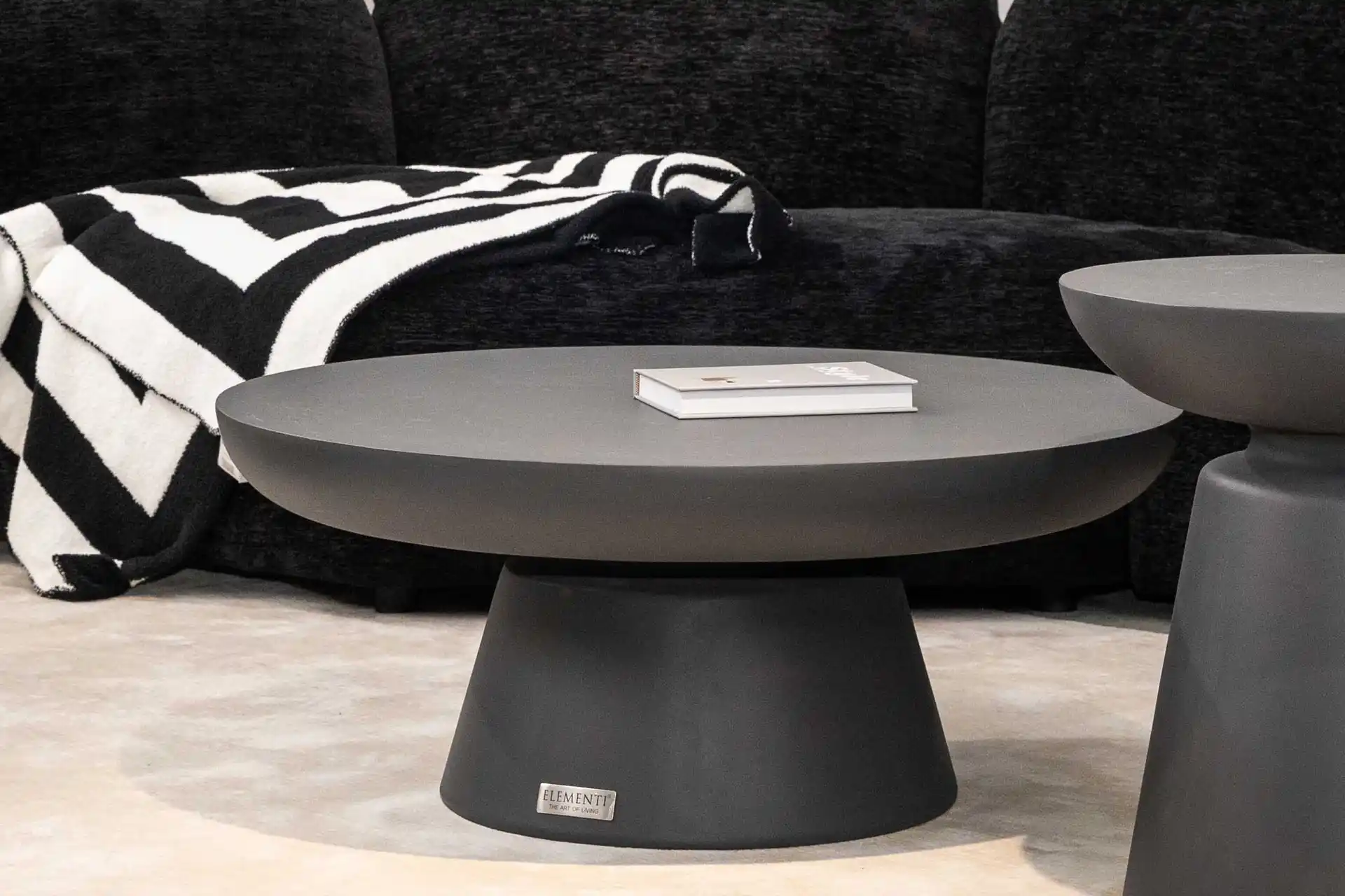 Kylix Couchtisch aus Beton mittel