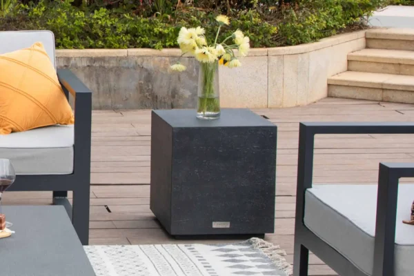 Metall vs. Beton: Welche Outdoor-Möbel wirklich langlebig und komfortabel sind