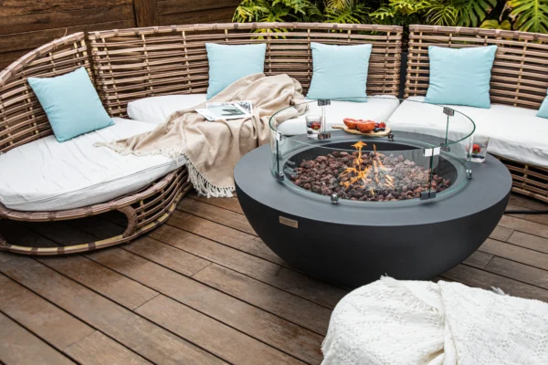 Chimenea de gas para terraza con aro de cristal y piedras de lava en un moderno conjunto de exterior