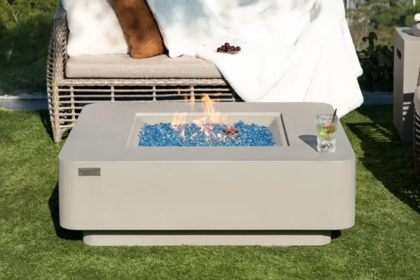 Moderne Feuerstelle mit blauen Glassteinen und stilvoller Outdoor-Einrichtung