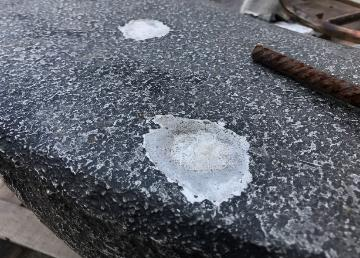 Beschädigte Oberfläche einer MgO-Feuerstelle