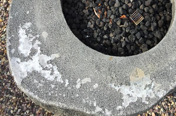 Abblätternde Beschichtung auf MgO-Oberfläche