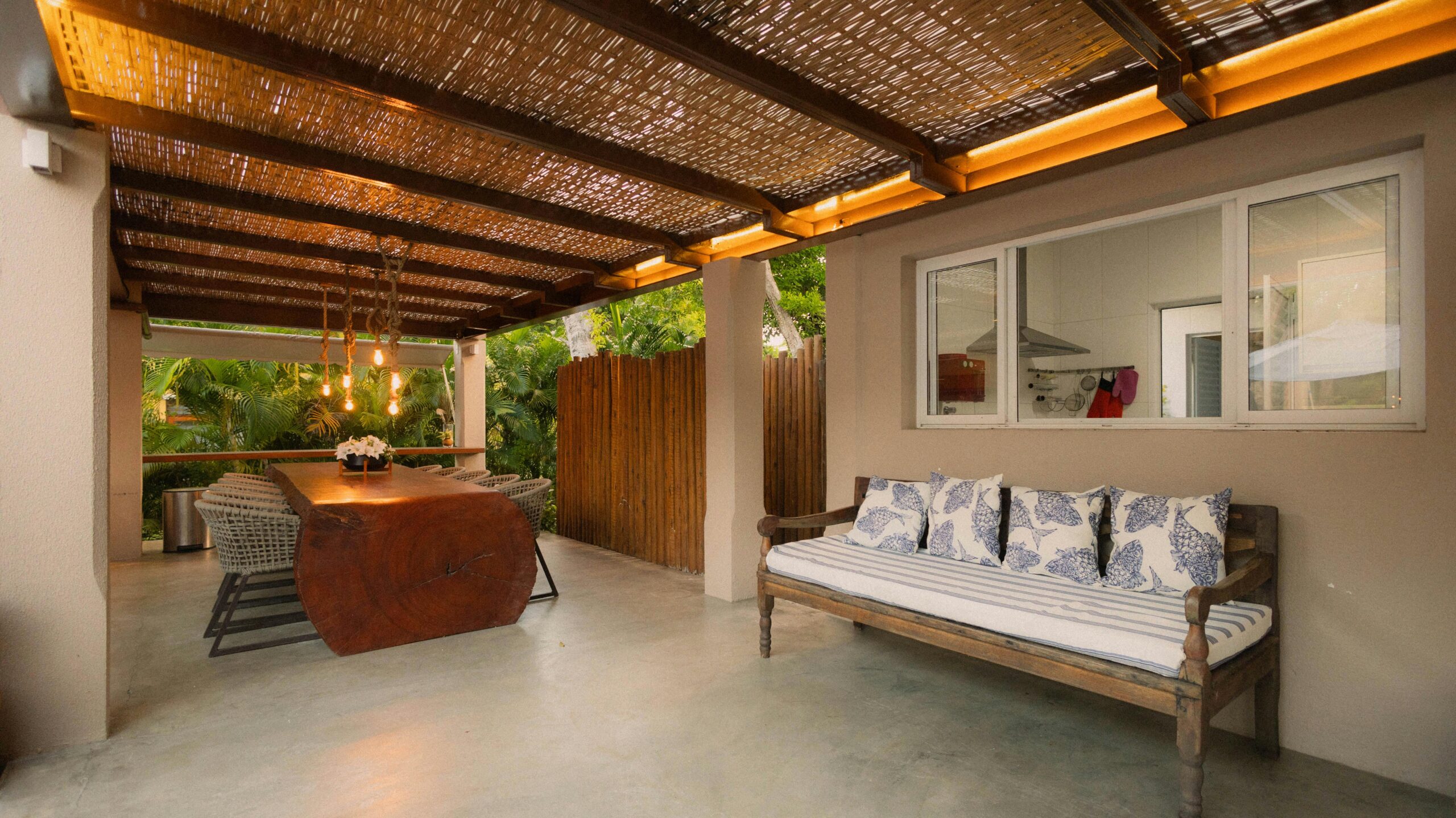 Lounge-Bereich mit Polyrattan-Möbeln