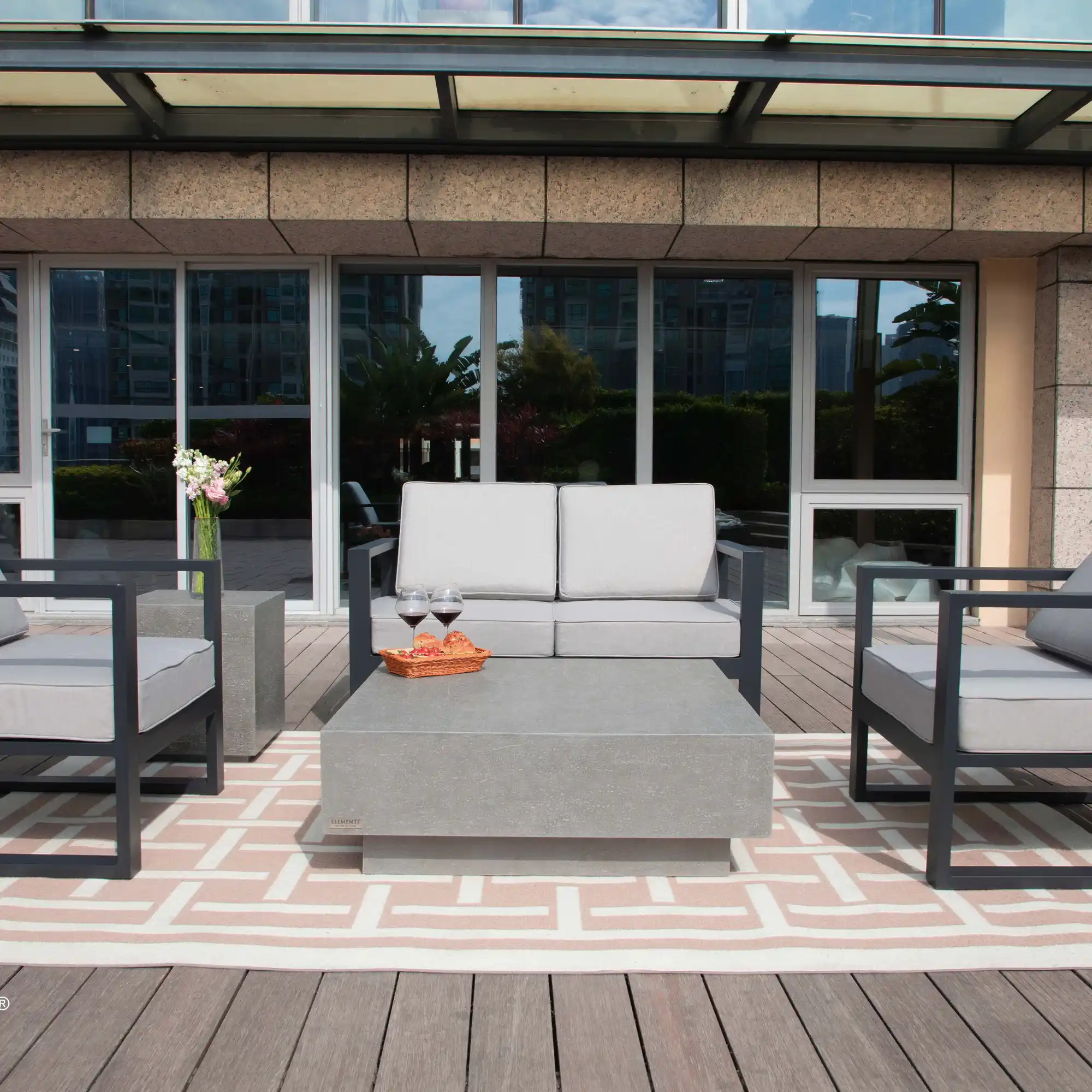 Eckiger Couchtisch als Alternative zum runden Modell