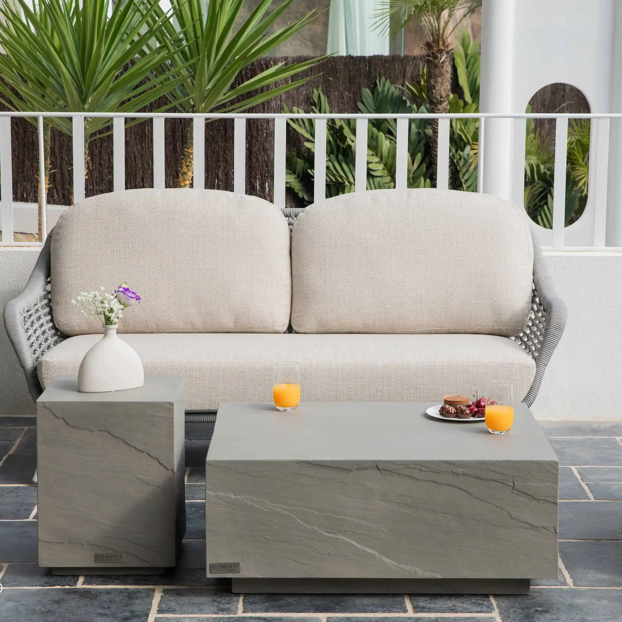 Betontisch aus Beton im Garten