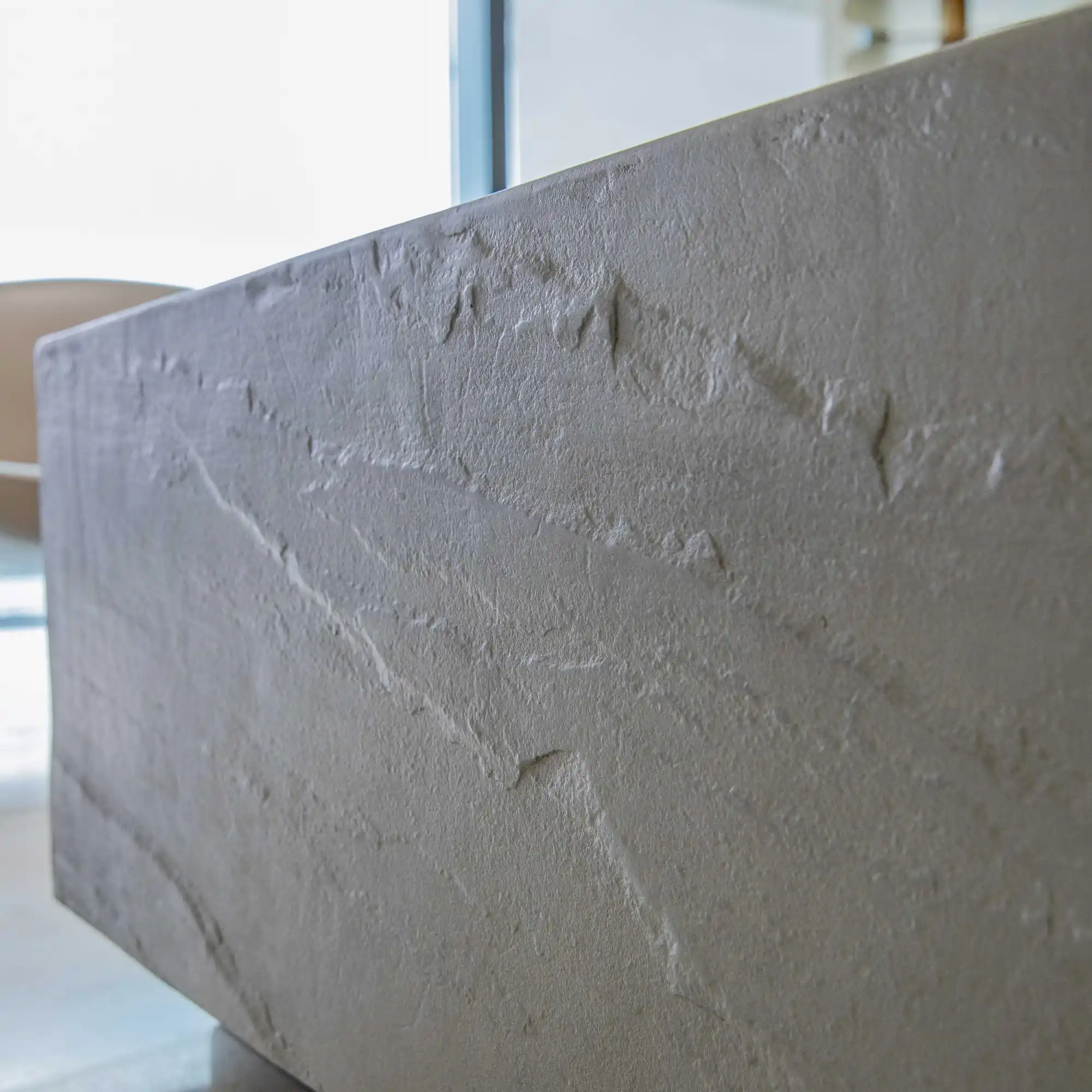Table basse en béton et autres matières dans un salon