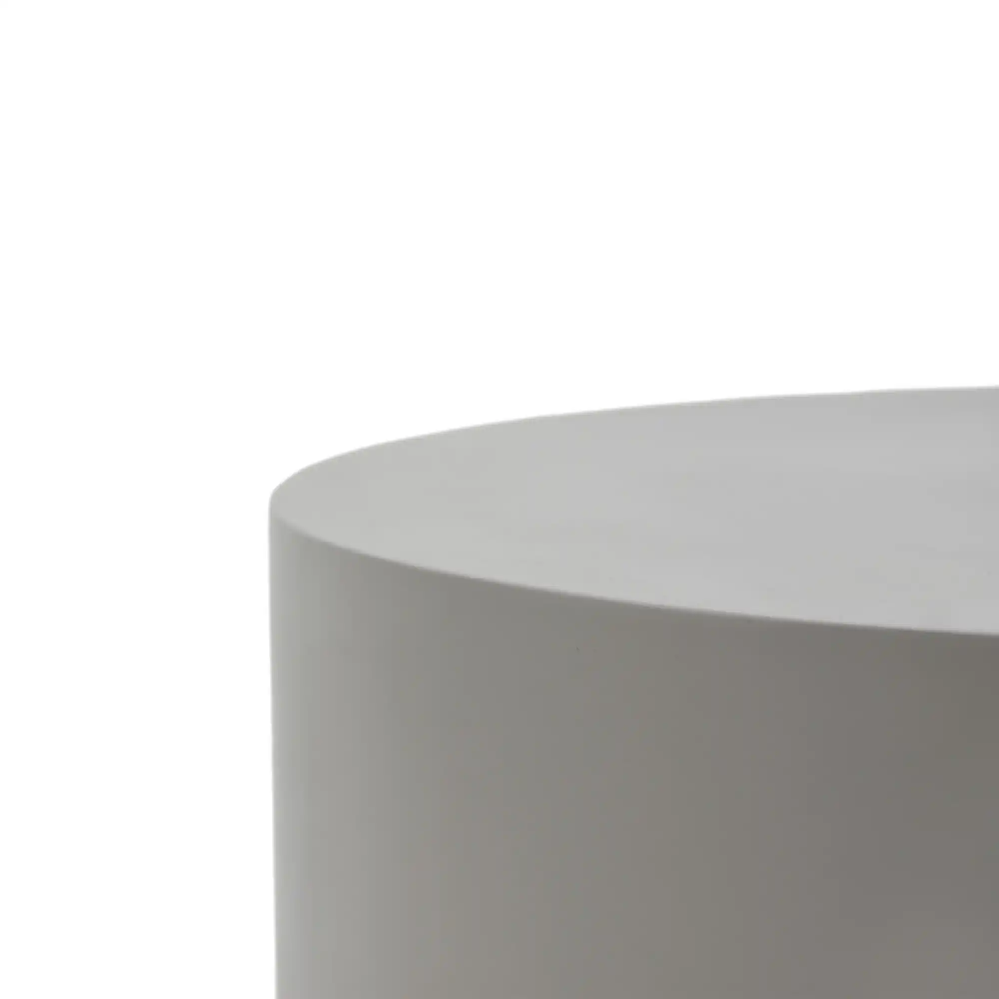 Abstand zwischen Sofa und Betontisch