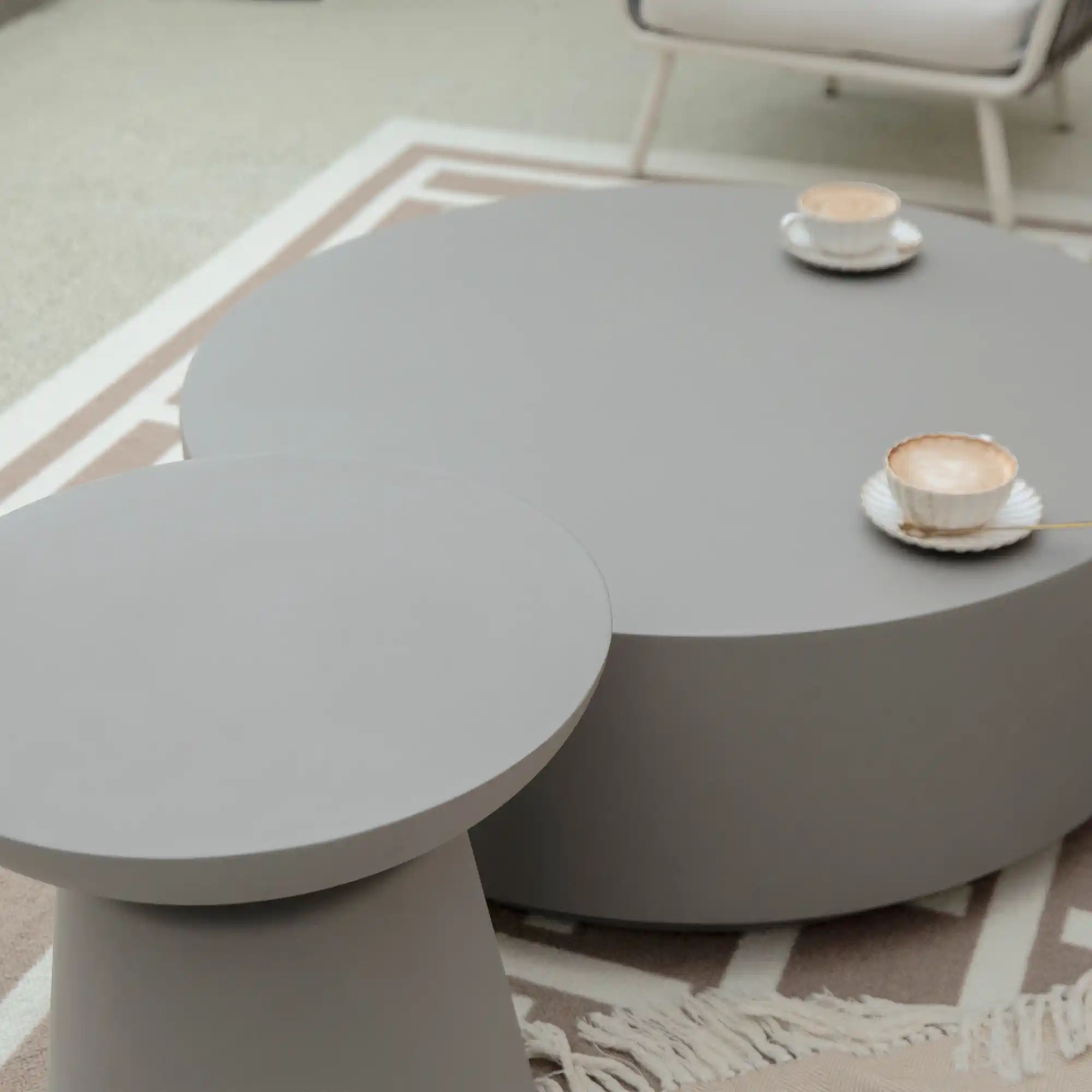 Table basse en b&eacute;ton int&eacute;gr&eacute;e &agrave; un salon compos&eacute;