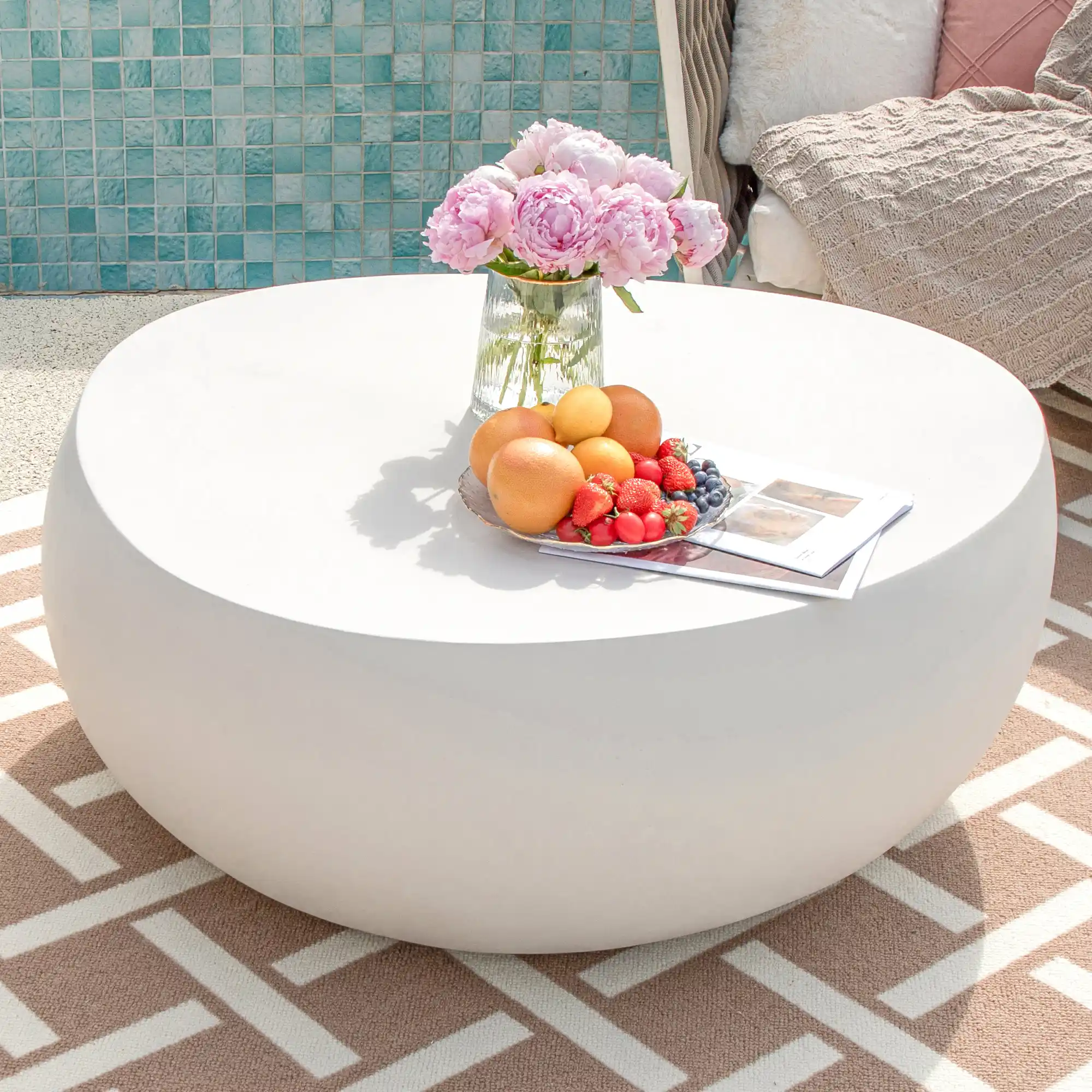 Salontafel en bijzettafel van beton in &eacute;&eacute;n woonkamer
