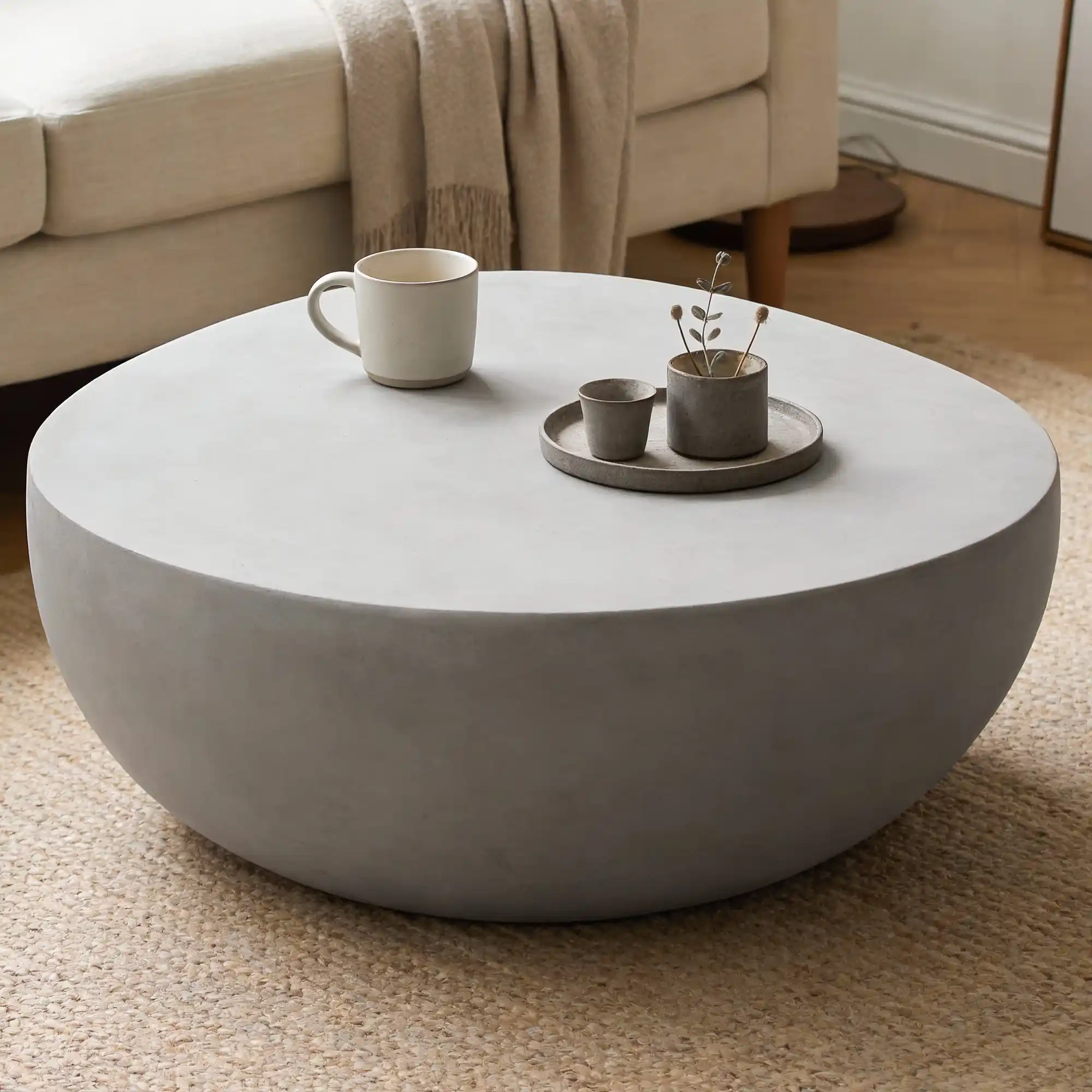 Massiver Couchtisch aus GF-Beton im Innenbereich