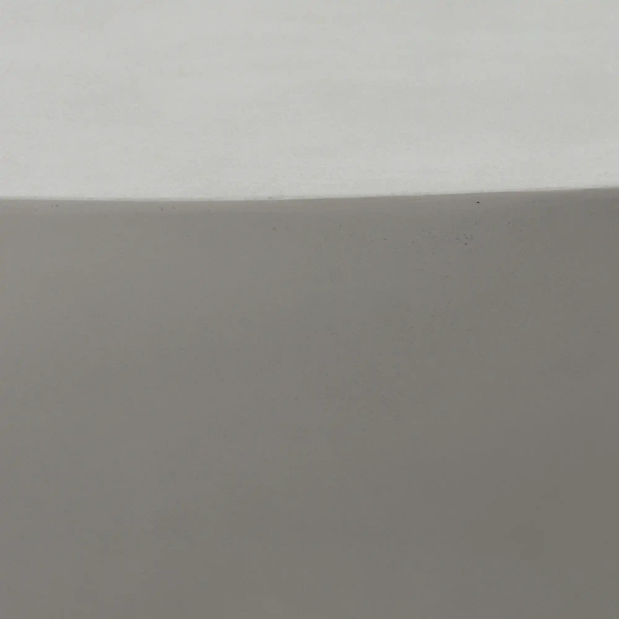 Oberfläche und Kante eines Bauteils aus GF-Beton im Detail