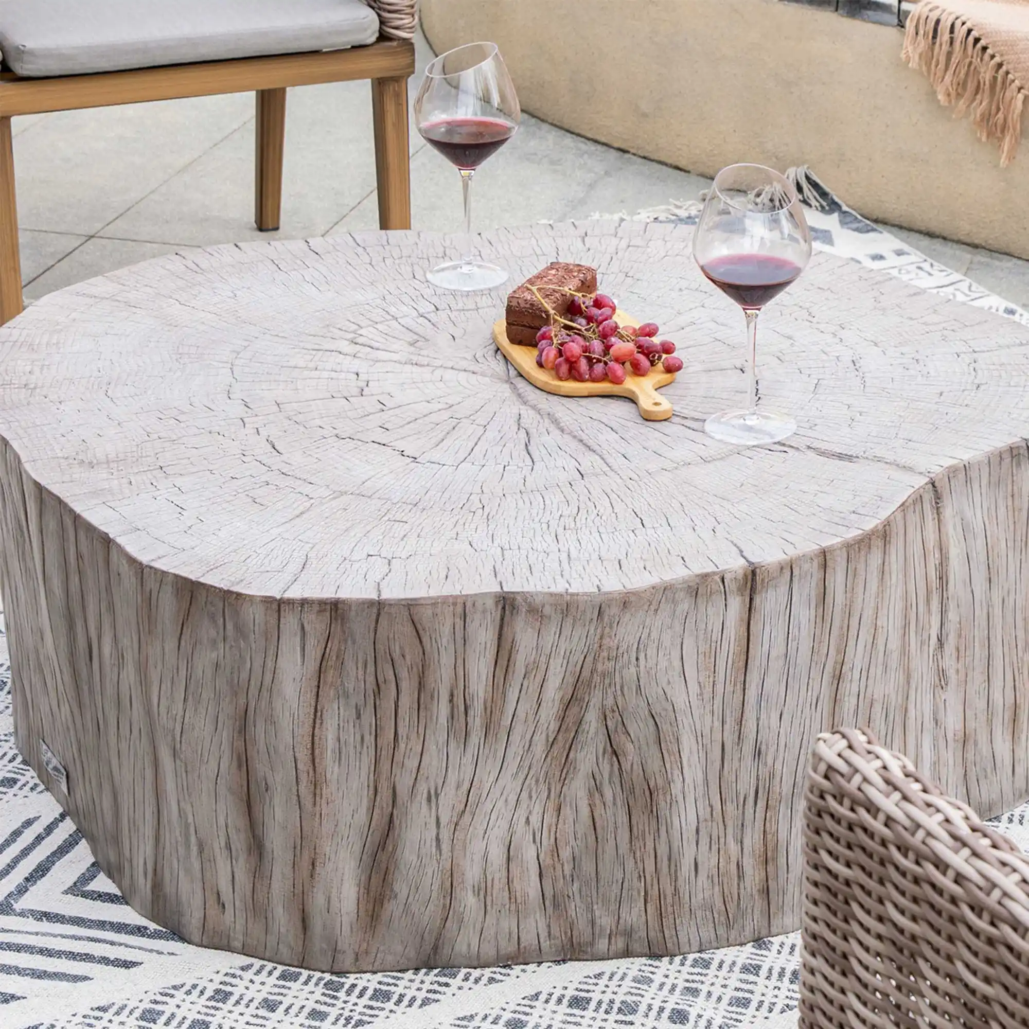 Couchtisch mit Betonplatte und Holzgestell im Wohnzimmer