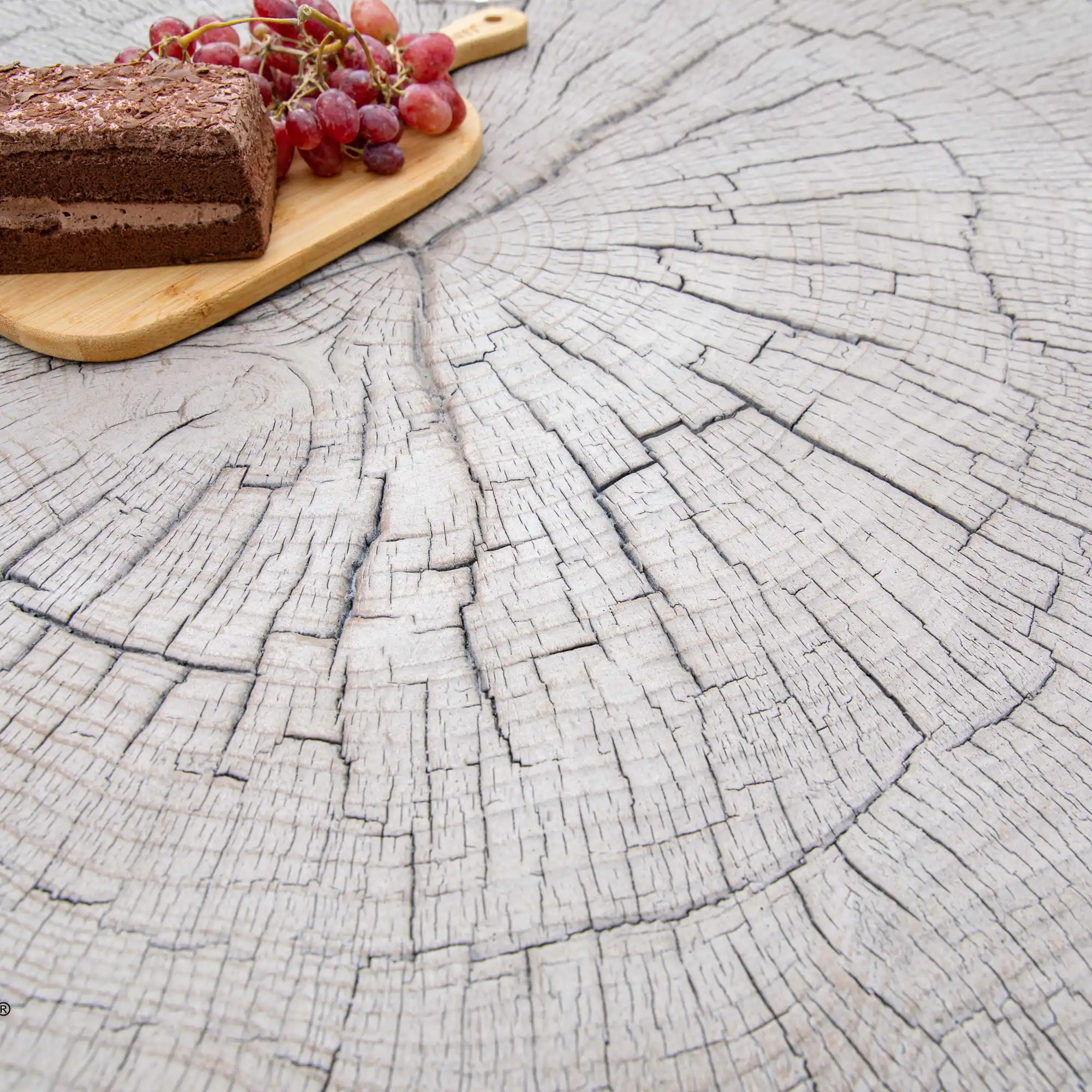 Surface d'une table basse en b&eacute;ton avec un plateau et des fruits pos&eacute;s