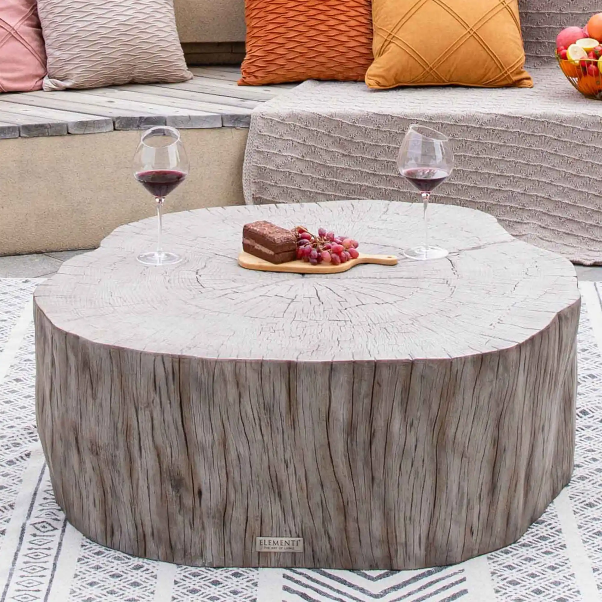 Table en b&eacute;ton install&eacute;e pr&egrave;s d'un banc sur une terrasse