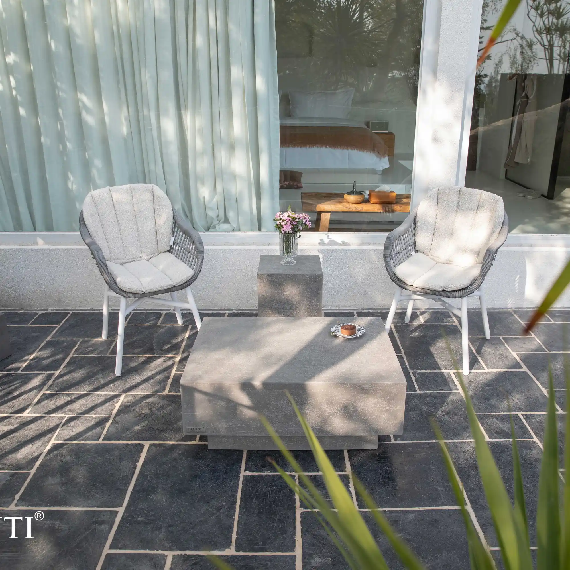 Rechteckiger schmaler Couchtisch aus Beton in einem engen Wohnzimmer