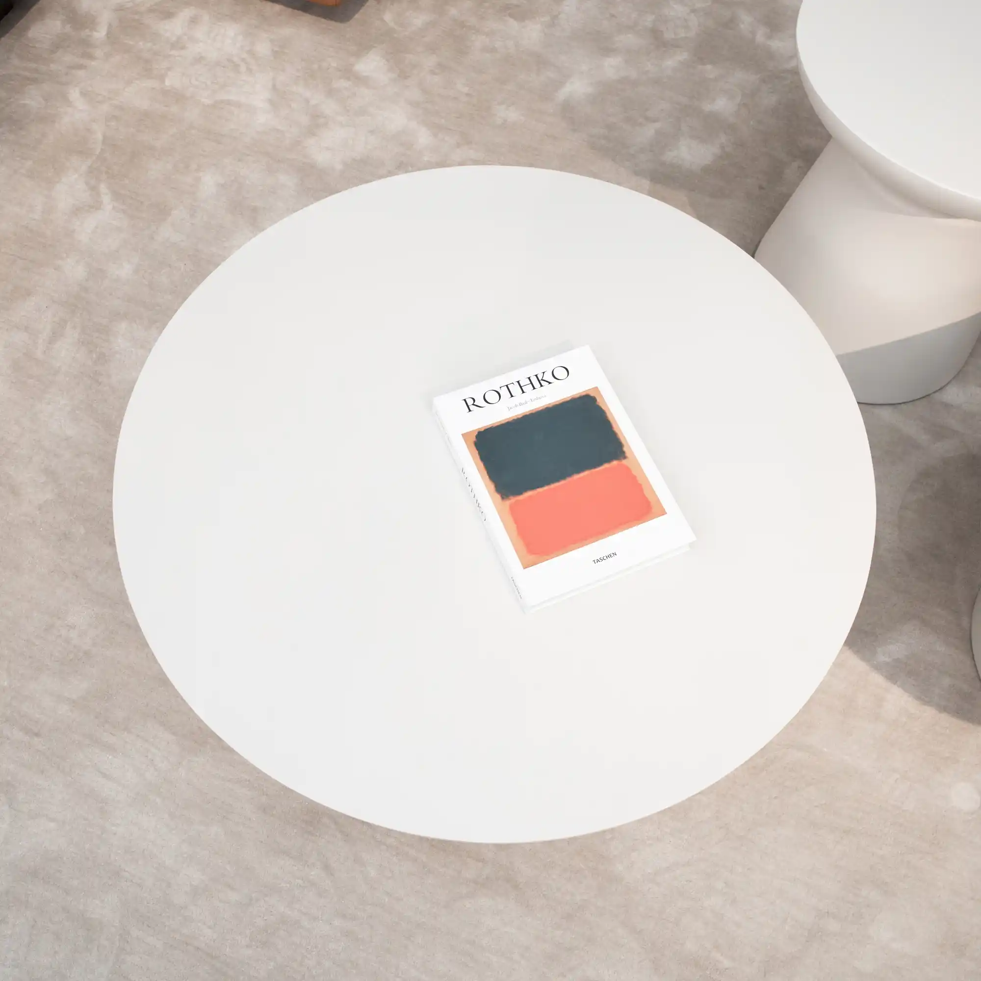 Ronde betonnen tafel met stoelen rondom