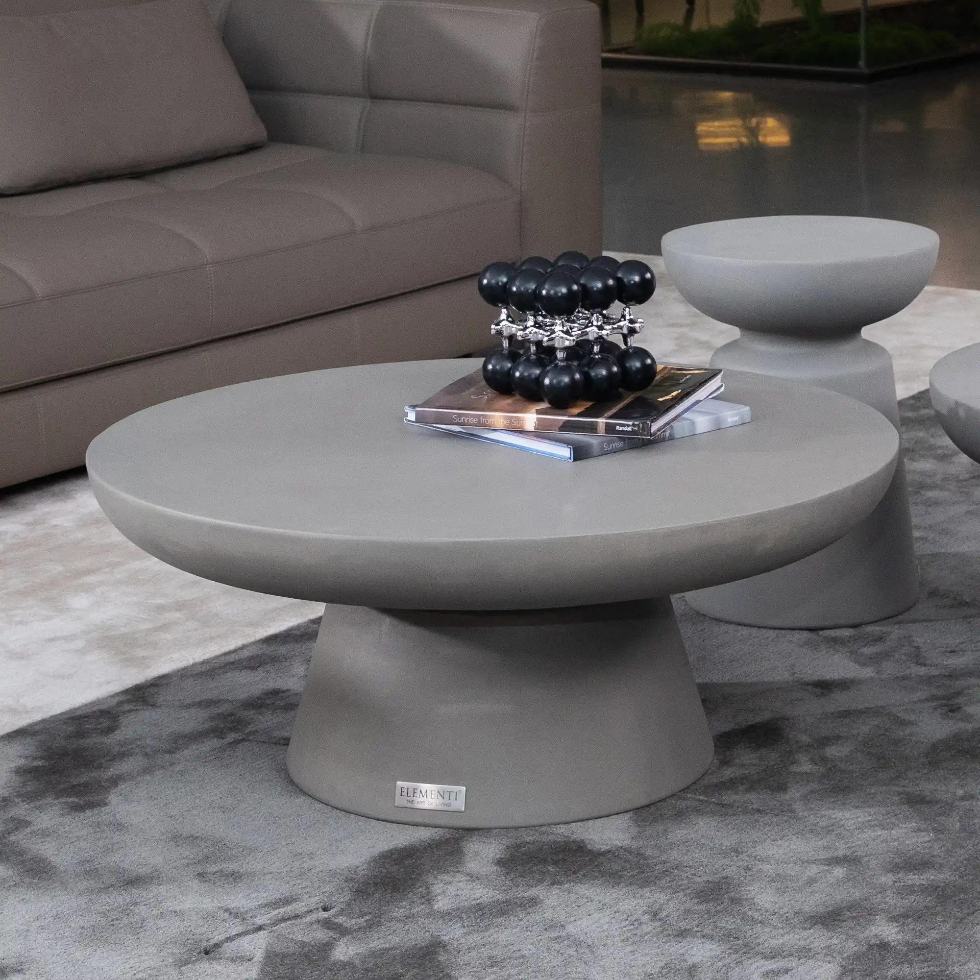 Runder Couchtisch mit mineralischer Platte im Vergleich zur eckigen Form