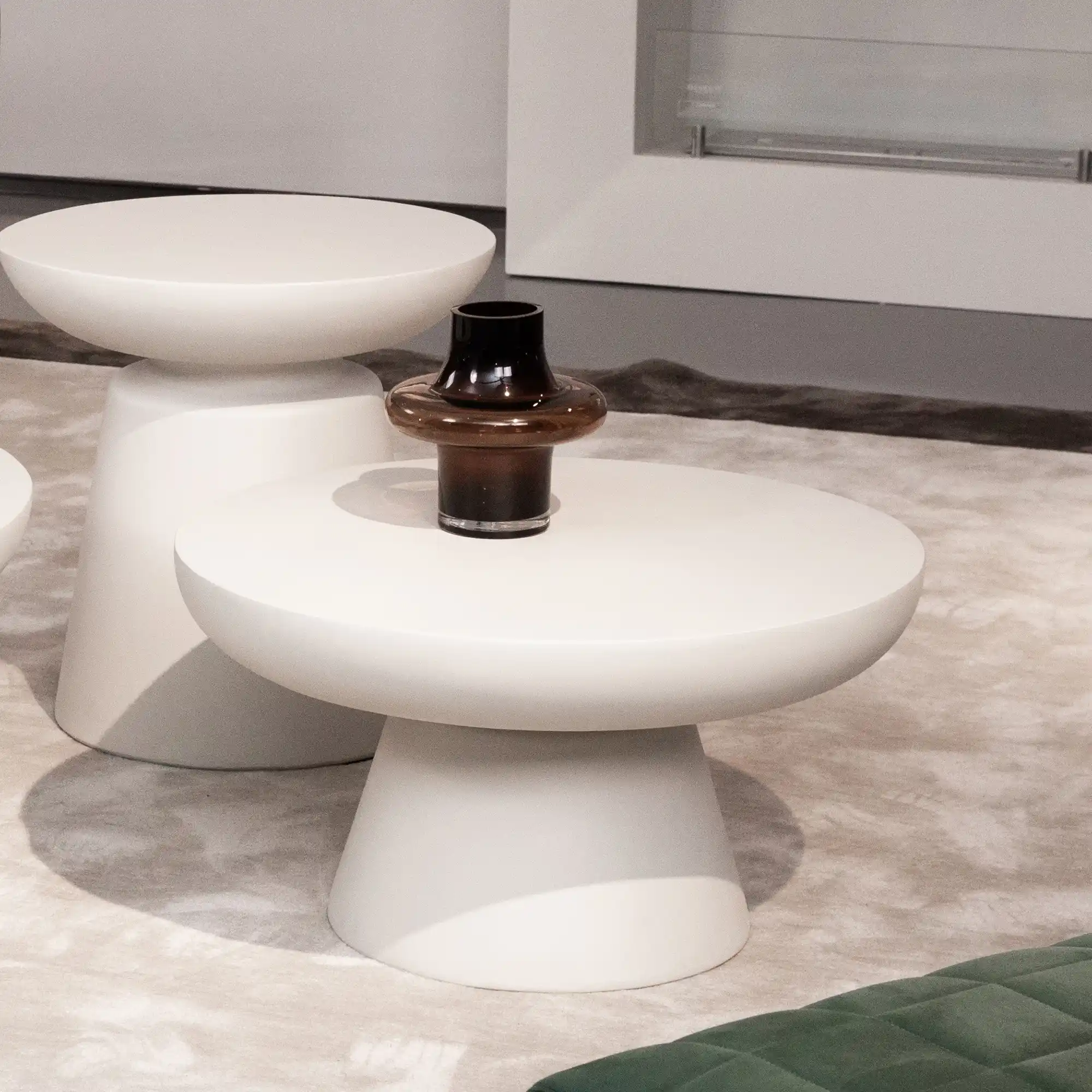 Loopruimte rond een ronde betonnen salontafel