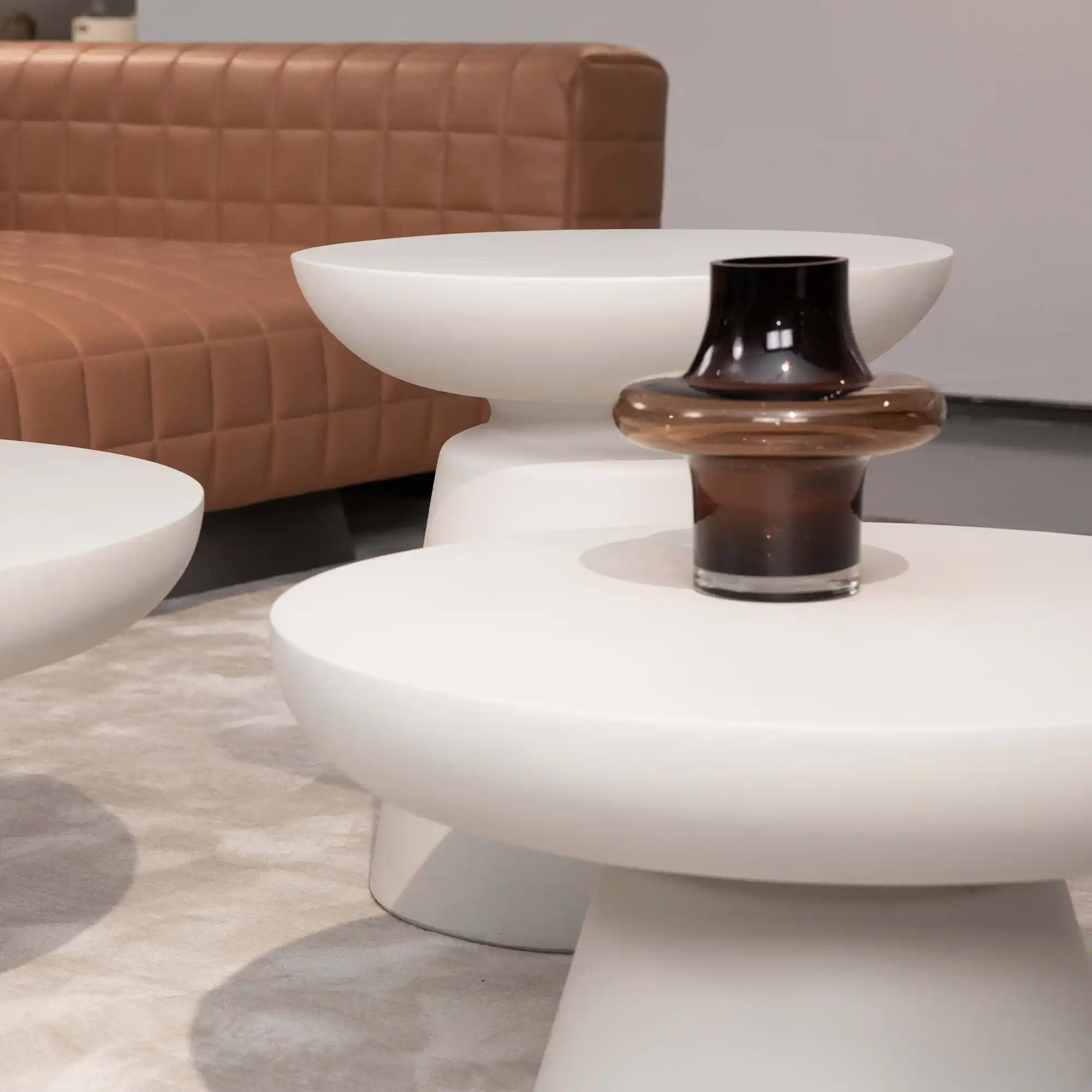 Betonnen salontafel in een donkere tint