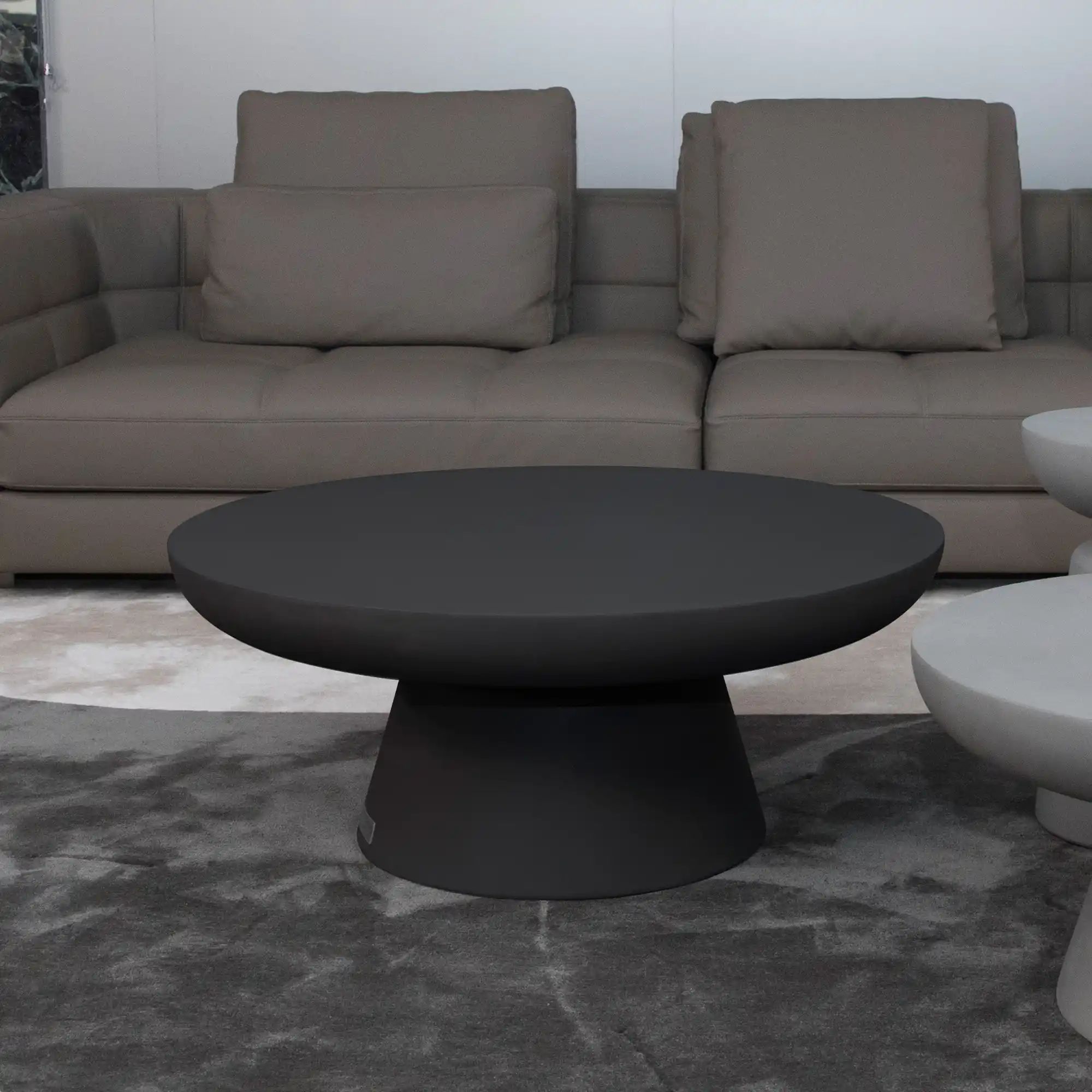 Donkere betonnen salontafel in een laag daglicht