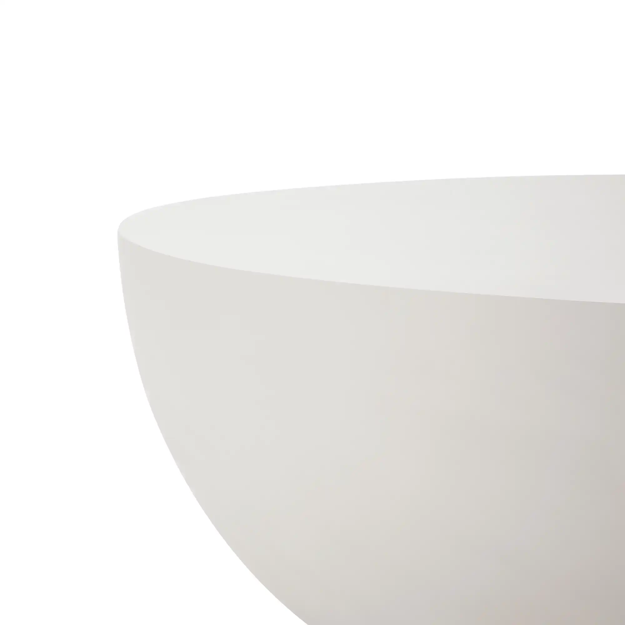 Lage betonnen salontafel in een ruime woonkamer