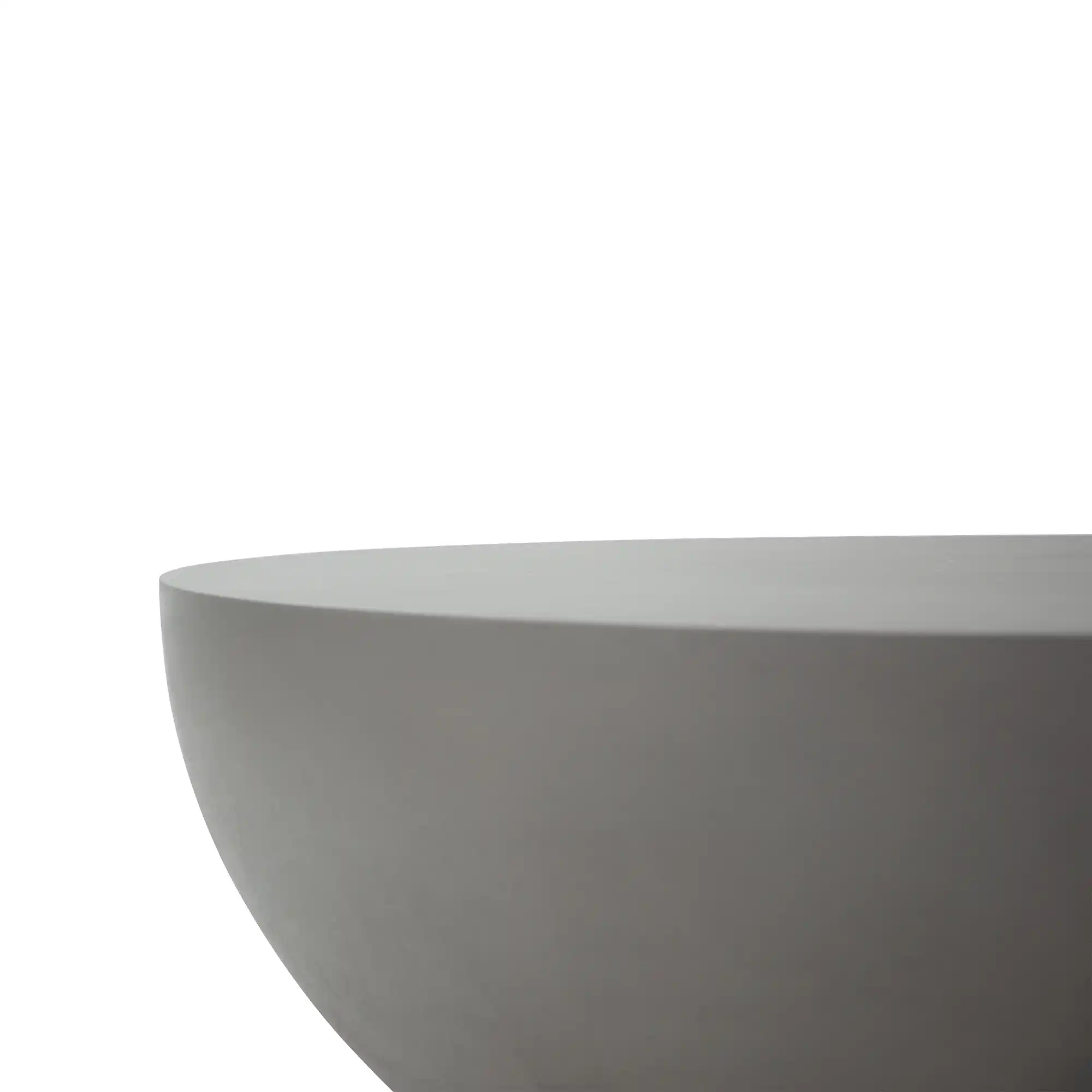 Table ronde en béton sur une terrasse en bois
