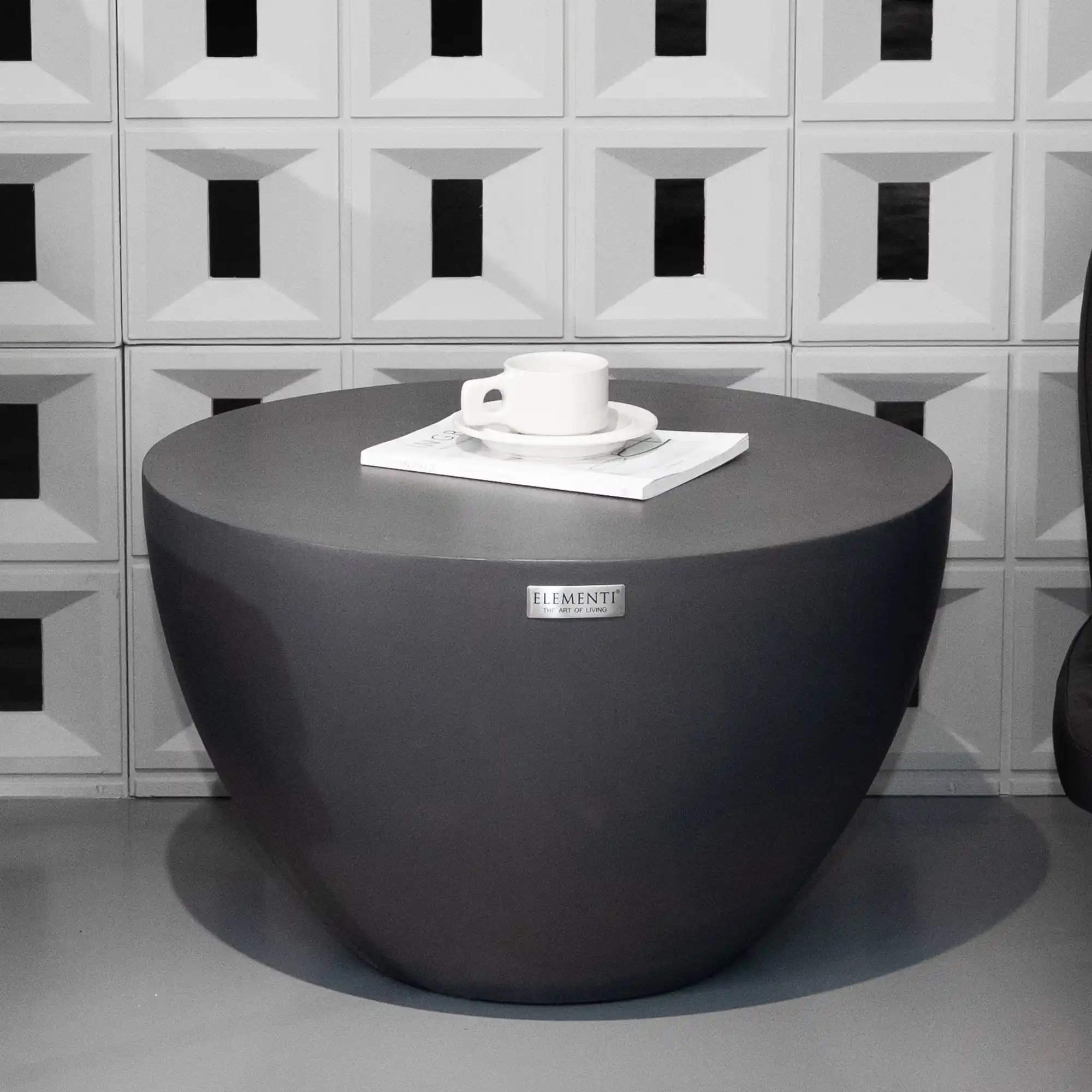 Donkere betonnen salontafel in een kleine woonkamer