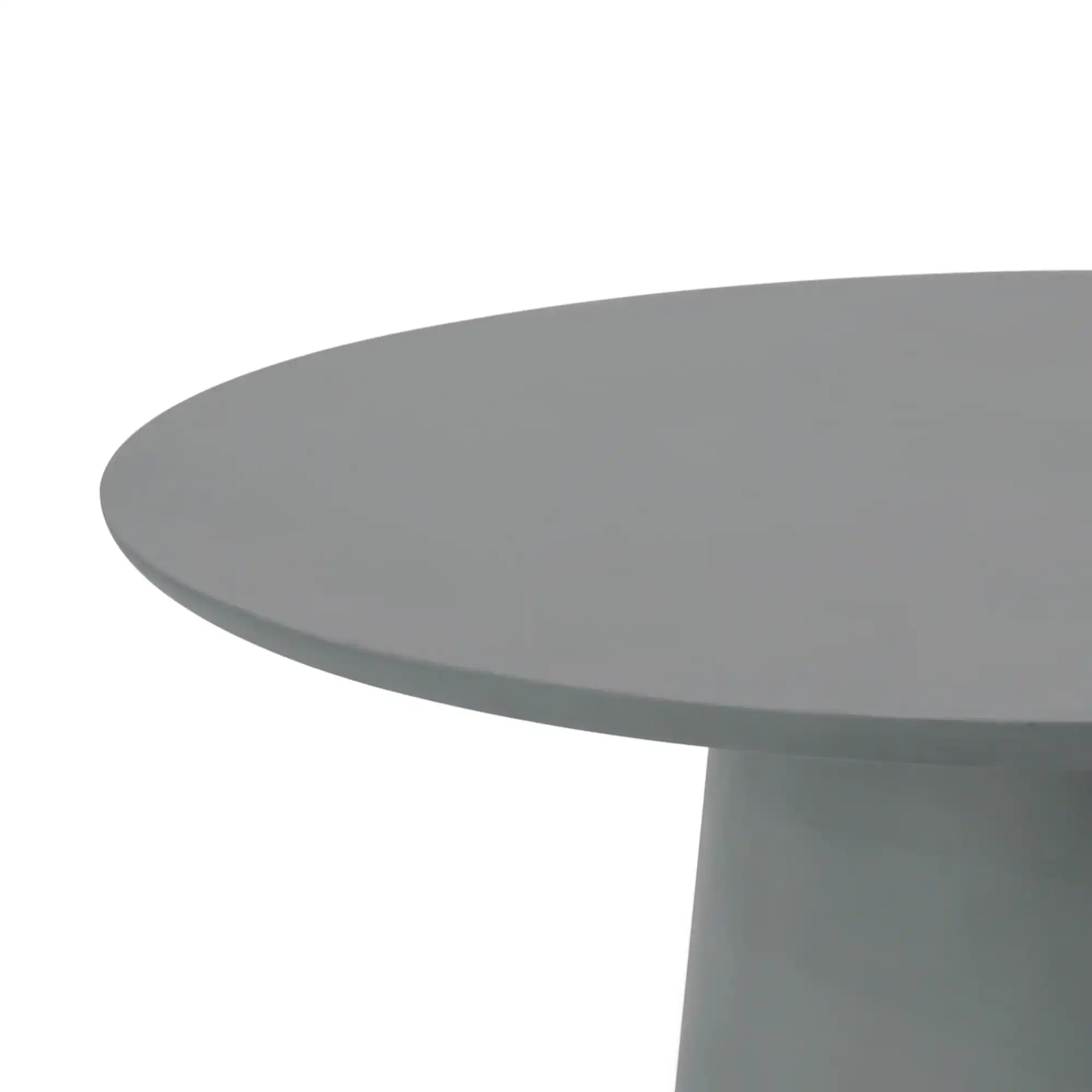 Nettoyage du plateau d'une table à manger en béton