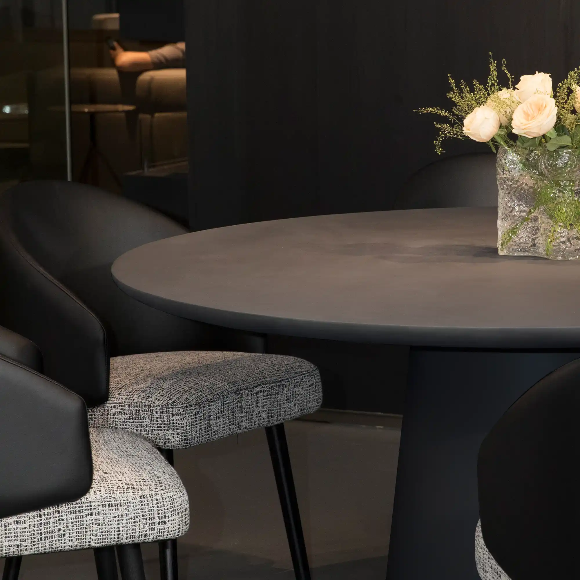Runder Esstisch aus Beton im eingerichteten Esszimmer