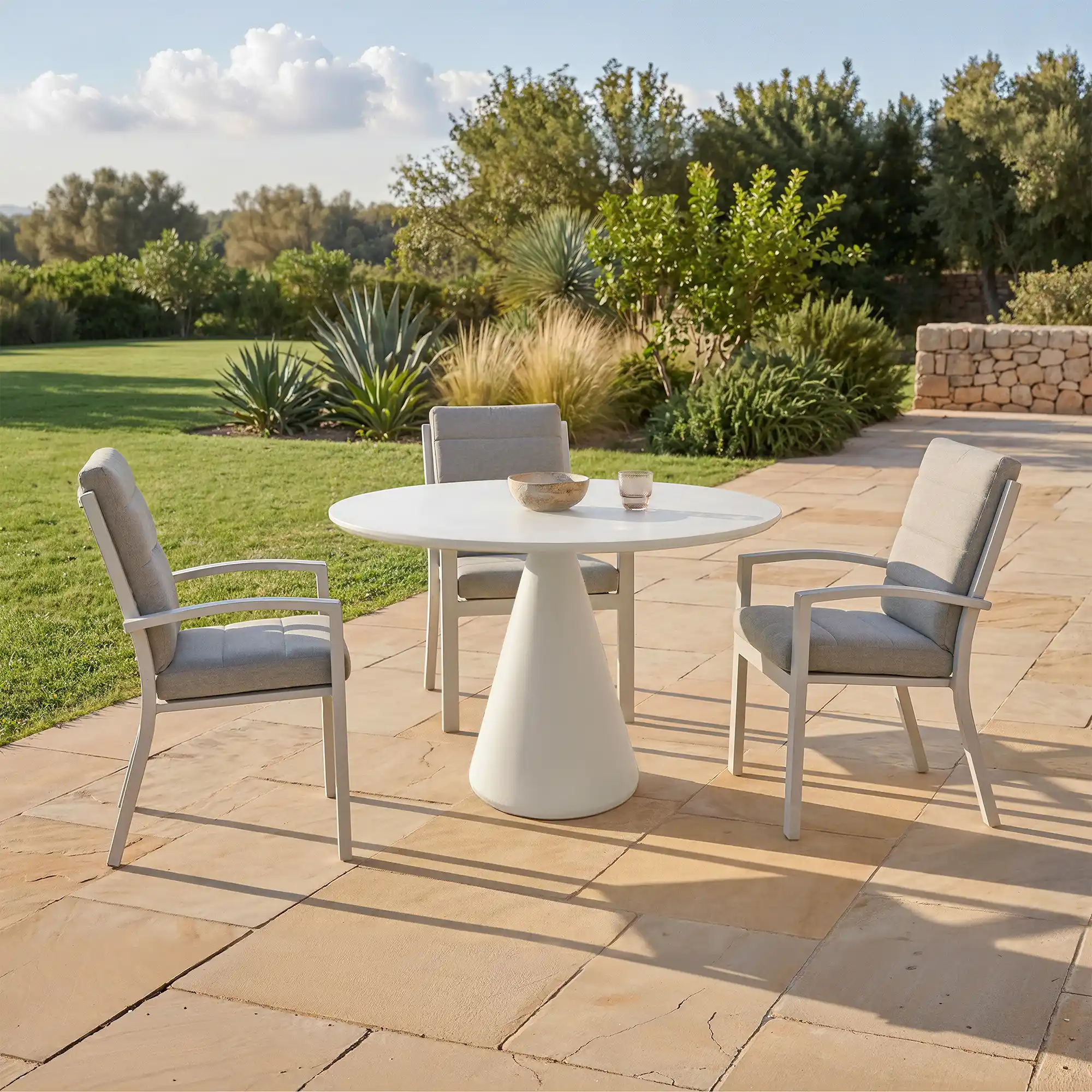 Betonnen tuintafel op een betegeld terras