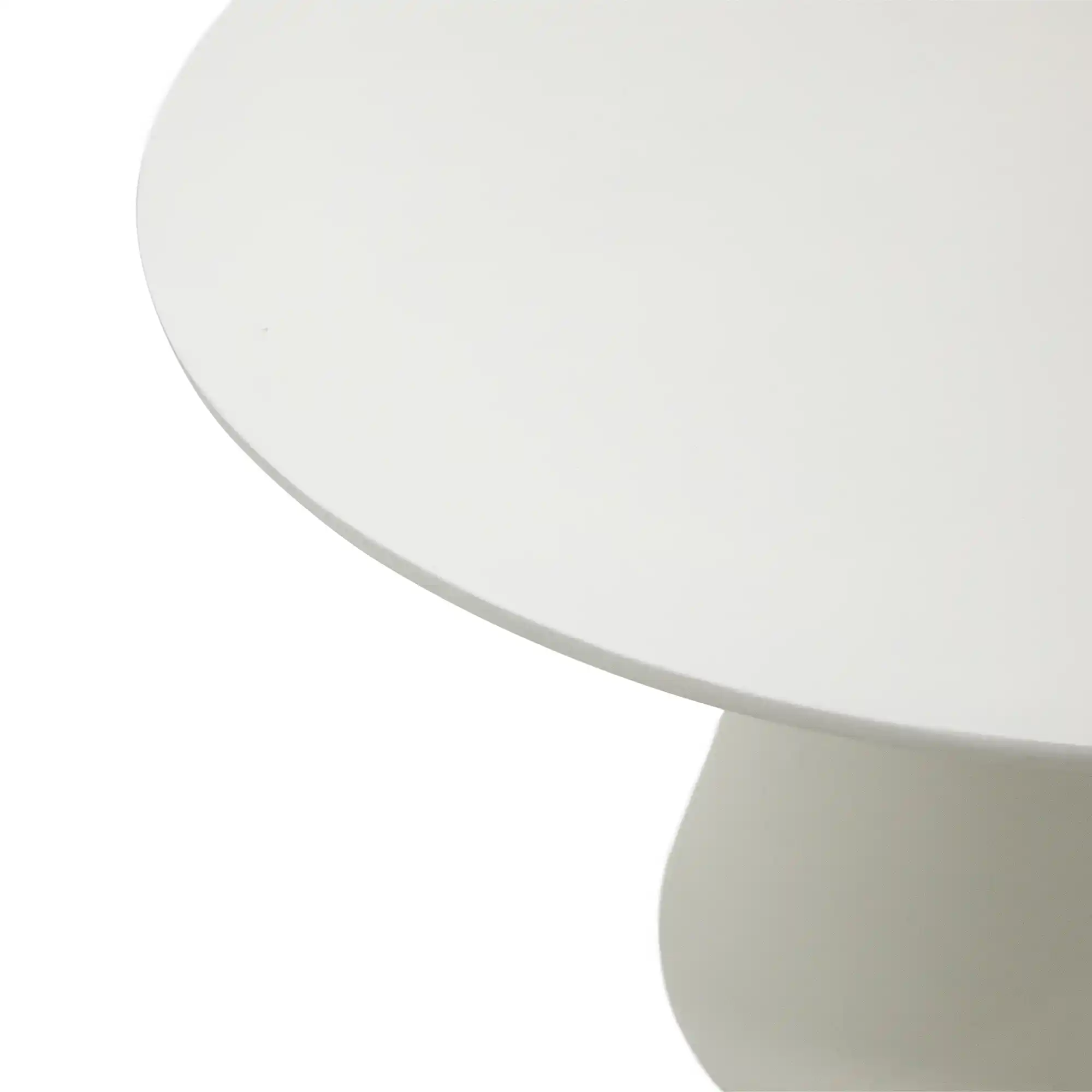 Plaatsing van een betonnen tafel in huis