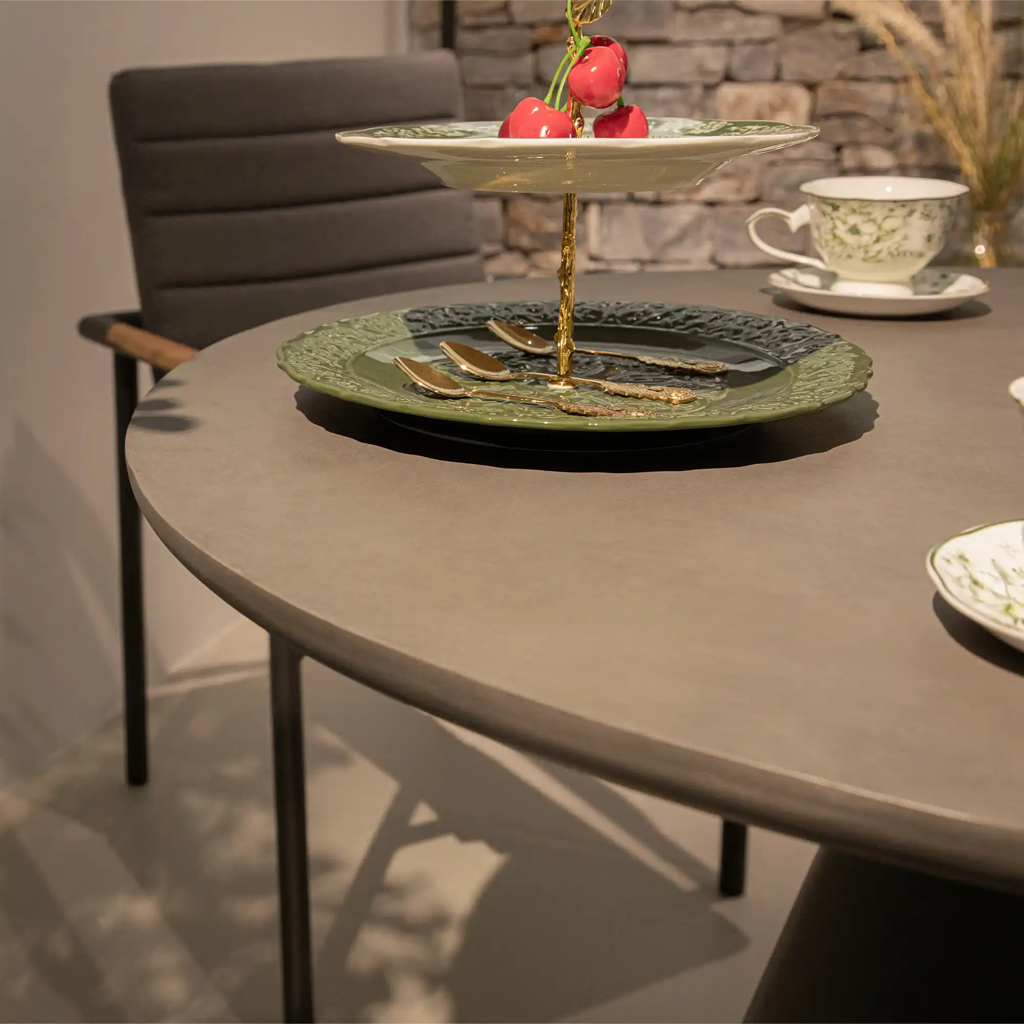 Gartengruppe mit Tisch, Bank und Beistelltisch aus Beton