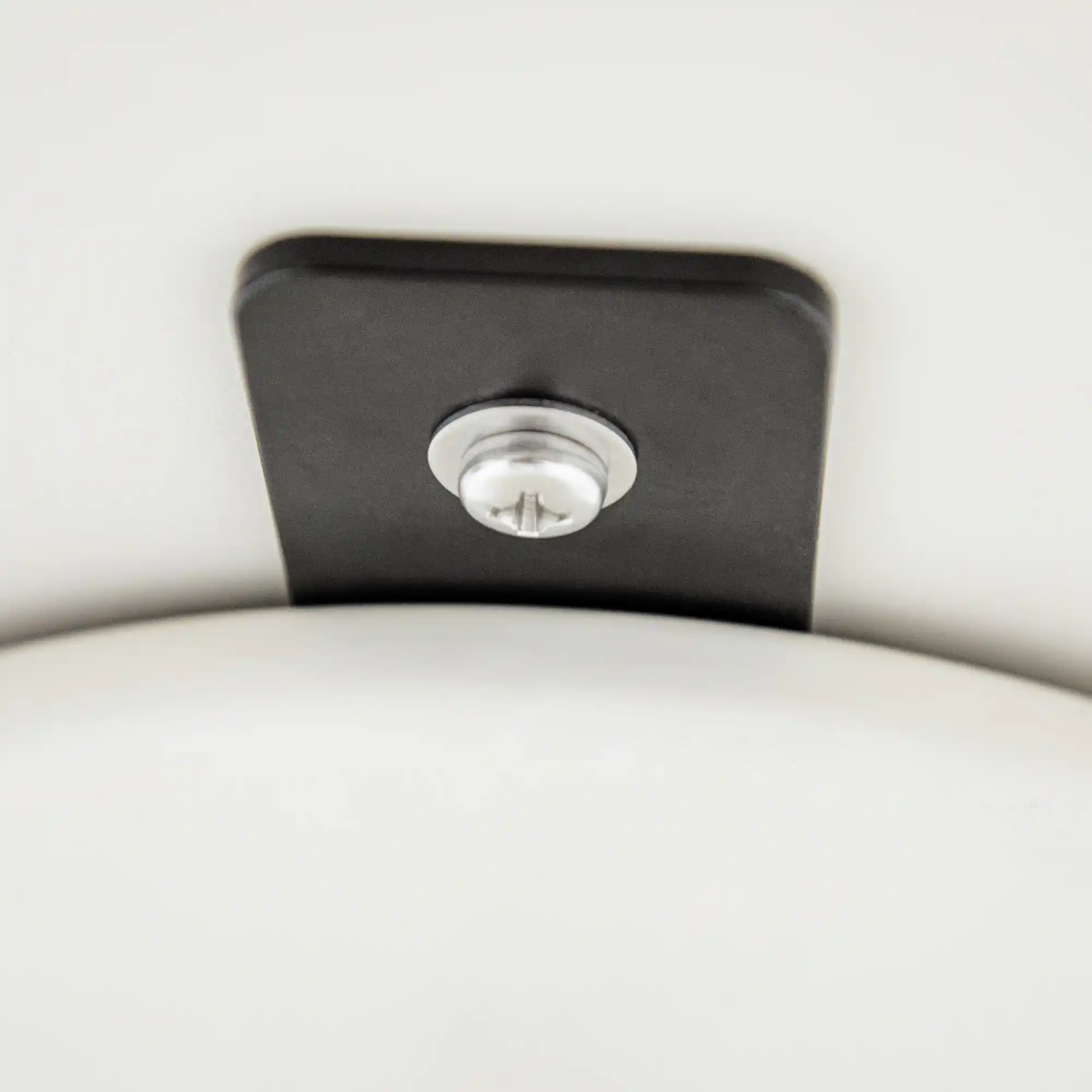 Ronde betonnen eettafel met centraal onderstel