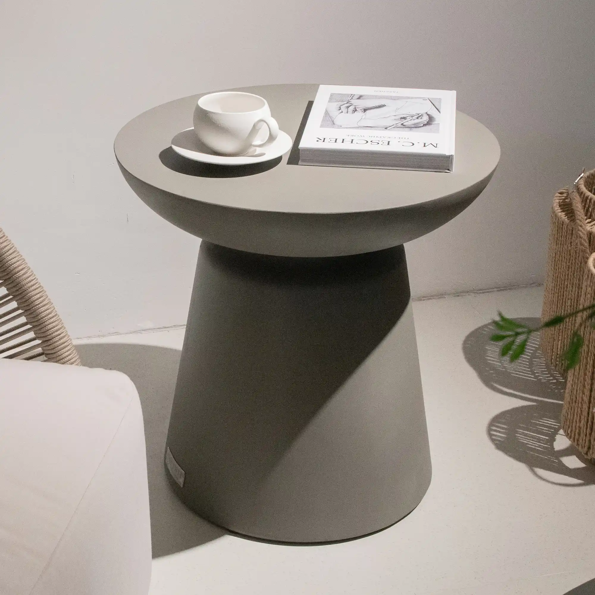Runder Beistelltisch aus Beton auf der Terrasse