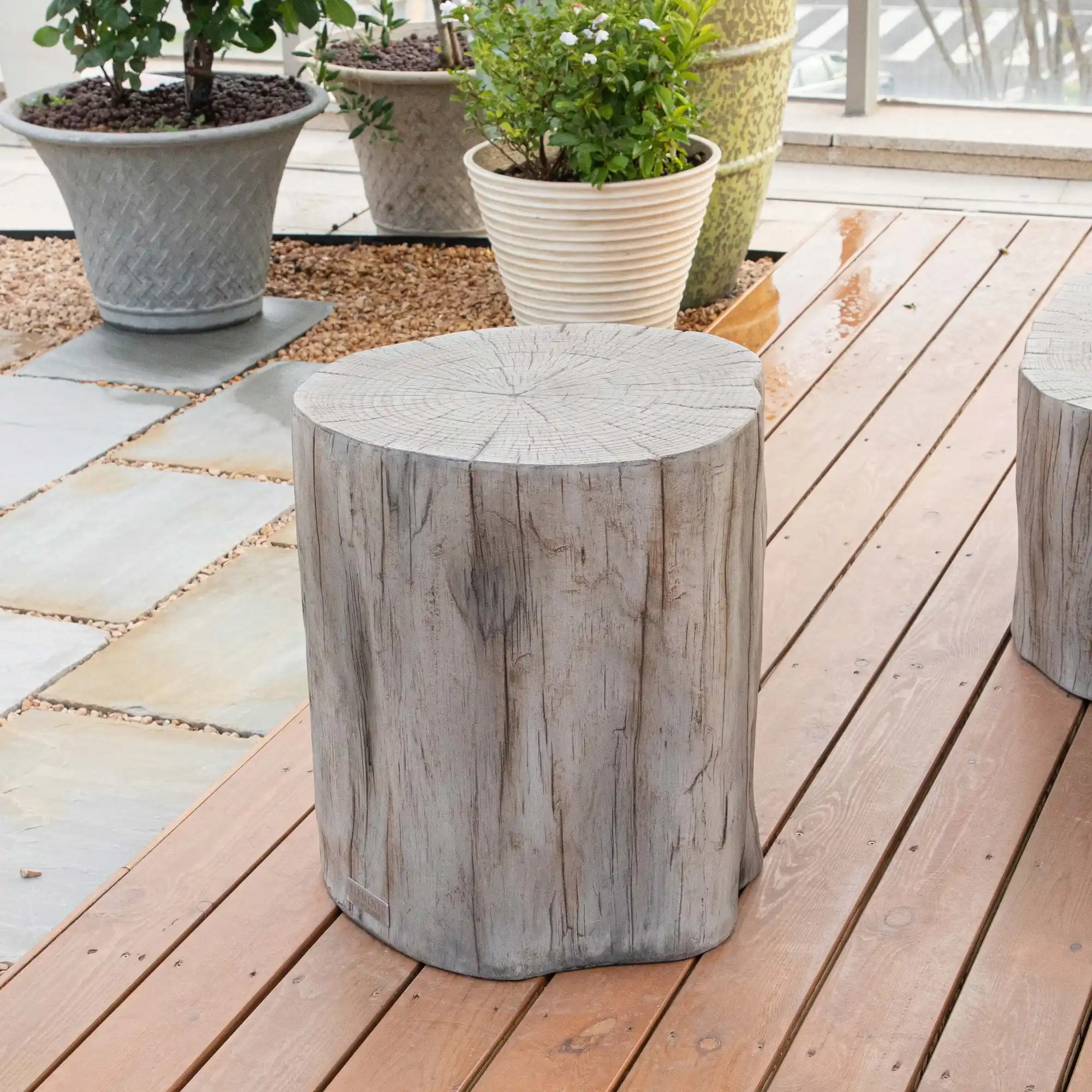 Runder Beistelltisch aus Beton im Garten