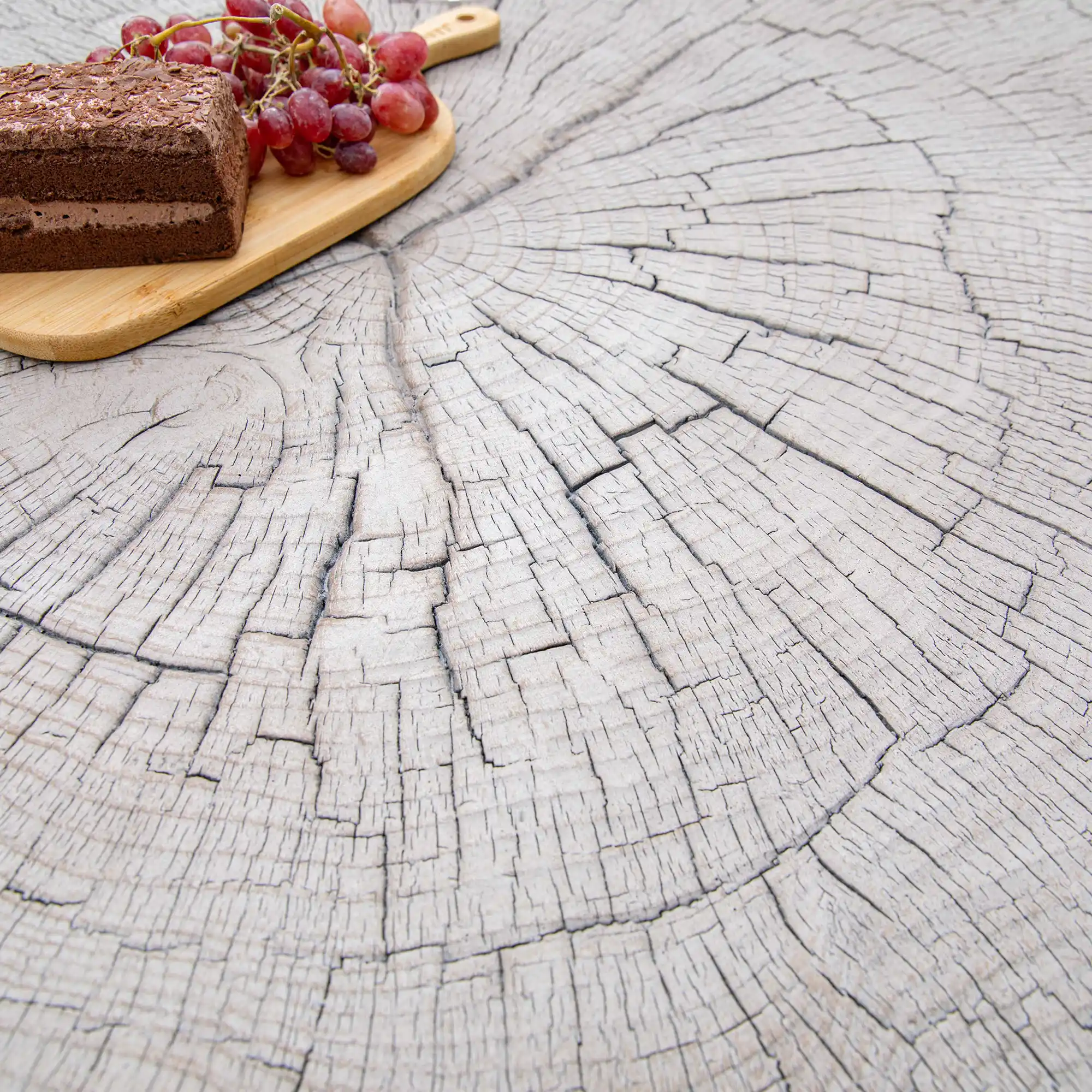 Bijzettafel van beton met hout op een donkere vloer