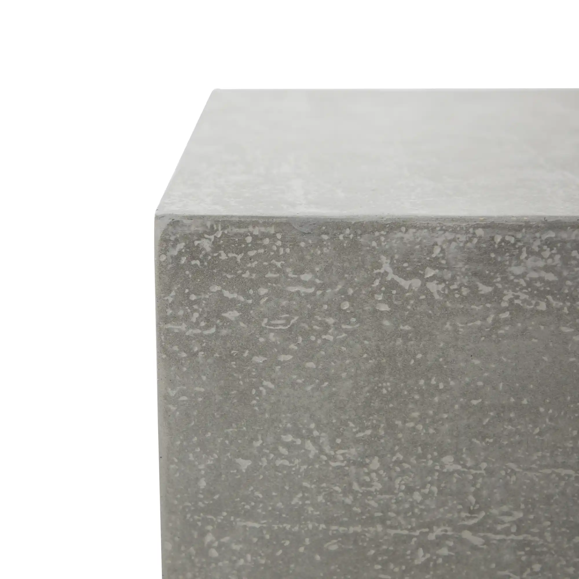 Detail van een betonnen tafelblad na onderhoud