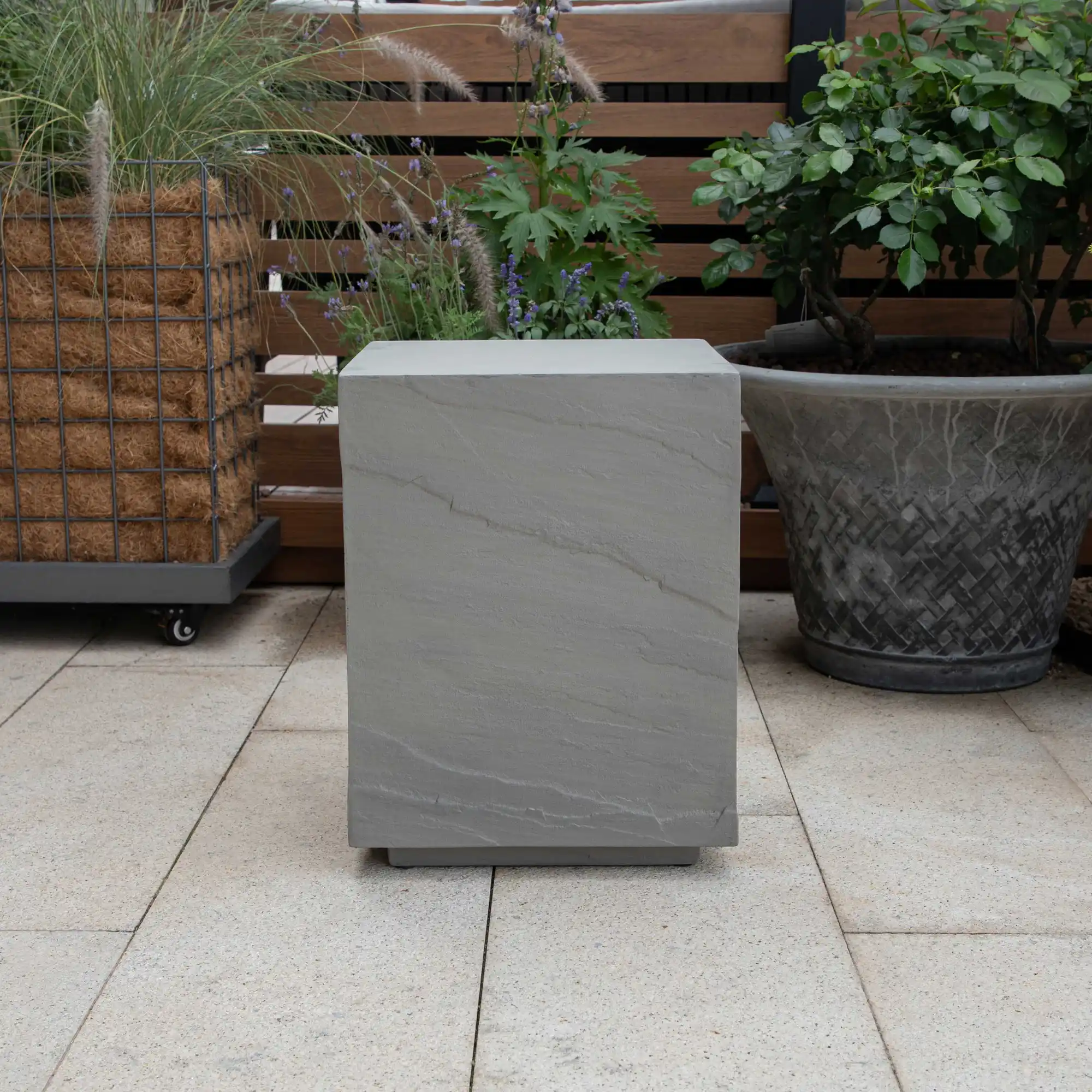Betonnen tafel met een bankje als extra zitplek