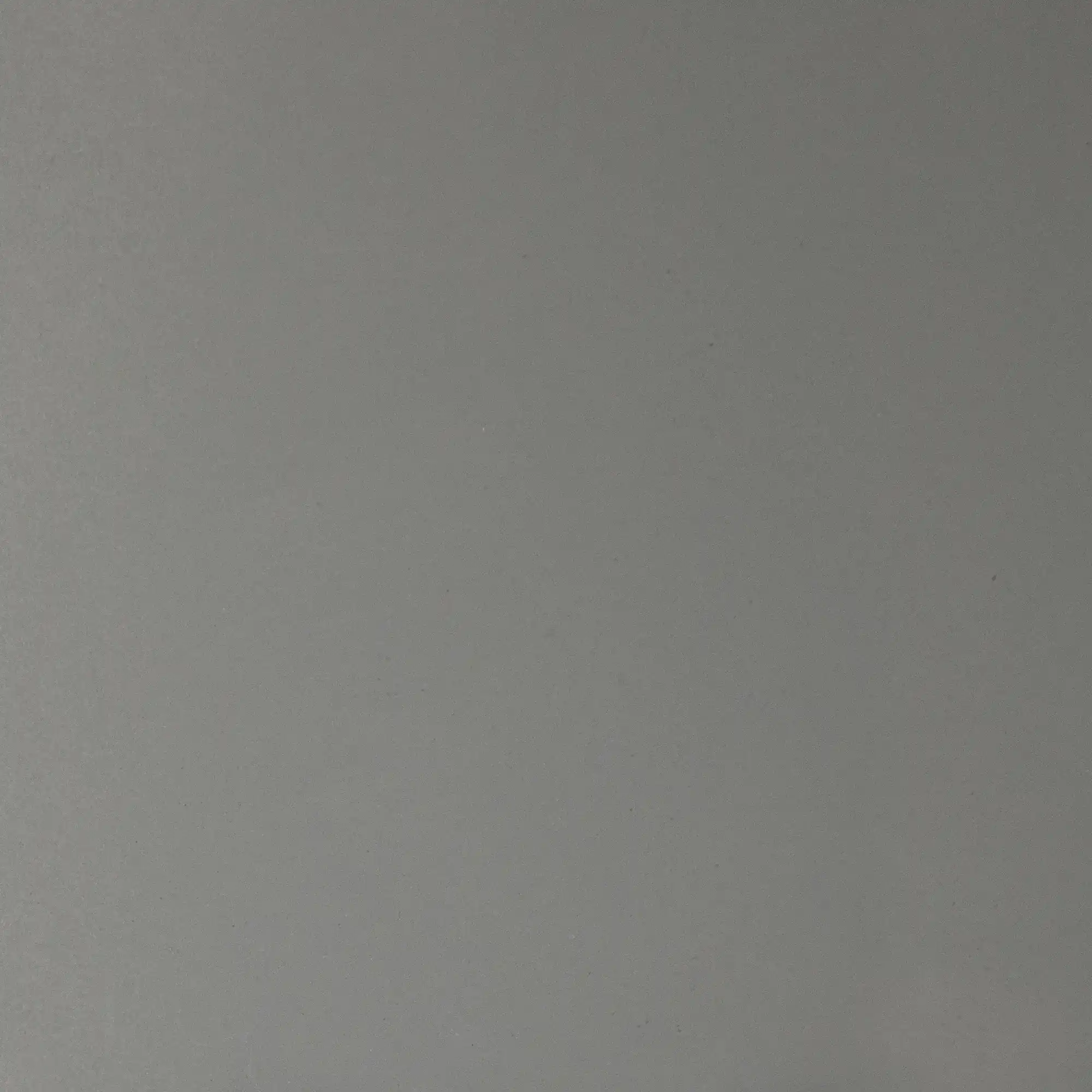 Oberfl&auml;che eines runden Beistelltisches aus Beton