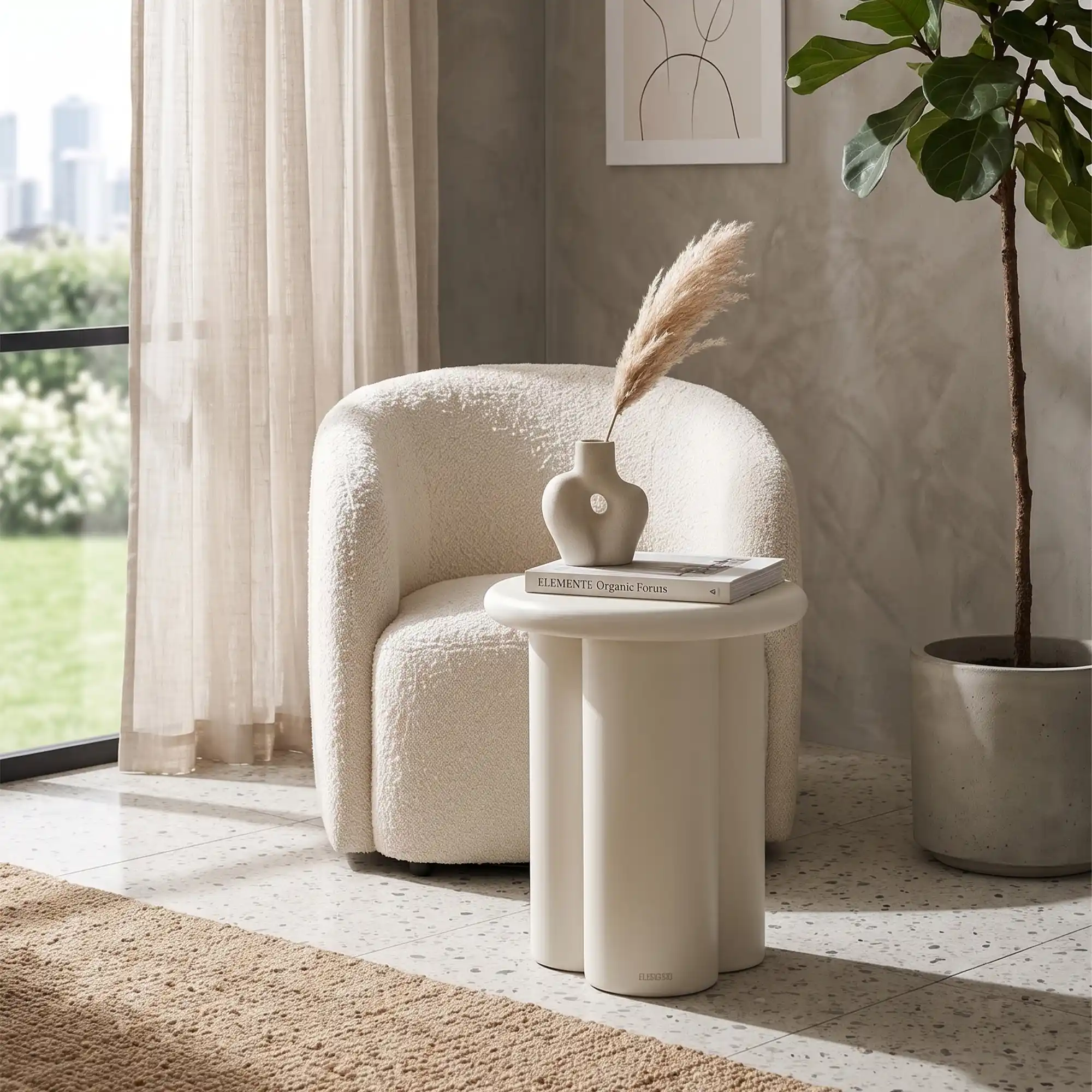 Objet sculptural pos&eacute; au centre d'une table d'appoint en b&eacute;ton, dans un salon au fauteuil boucl&eacute; et &agrave; la plante en pot de b&eacute;ton