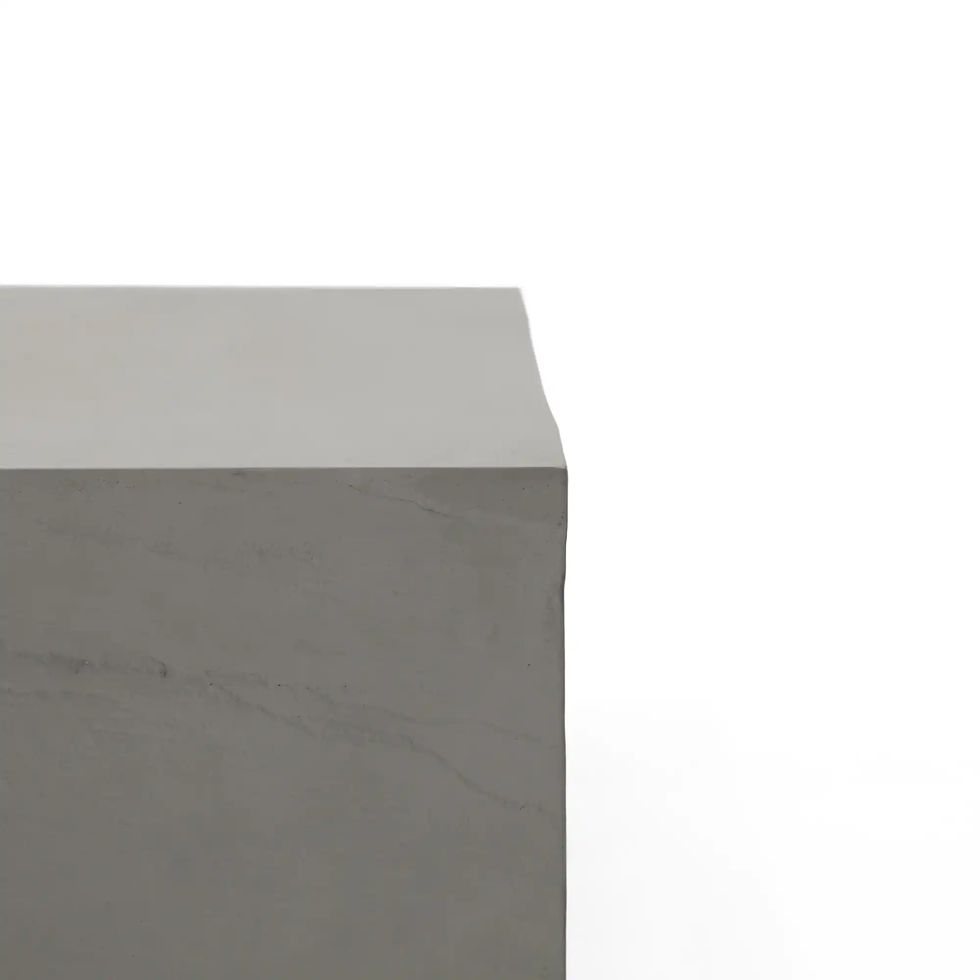 Les finitions d’une table en béton : aspect, texture et teintes