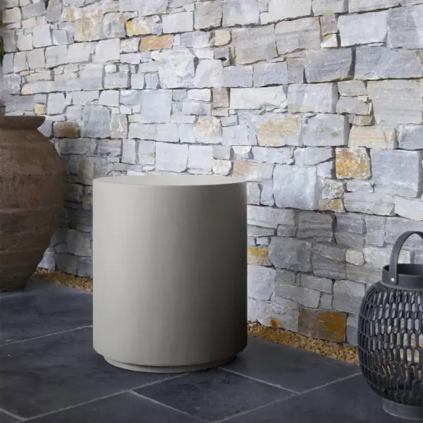 Beistelltisch aus beton – Produktszene im Raum